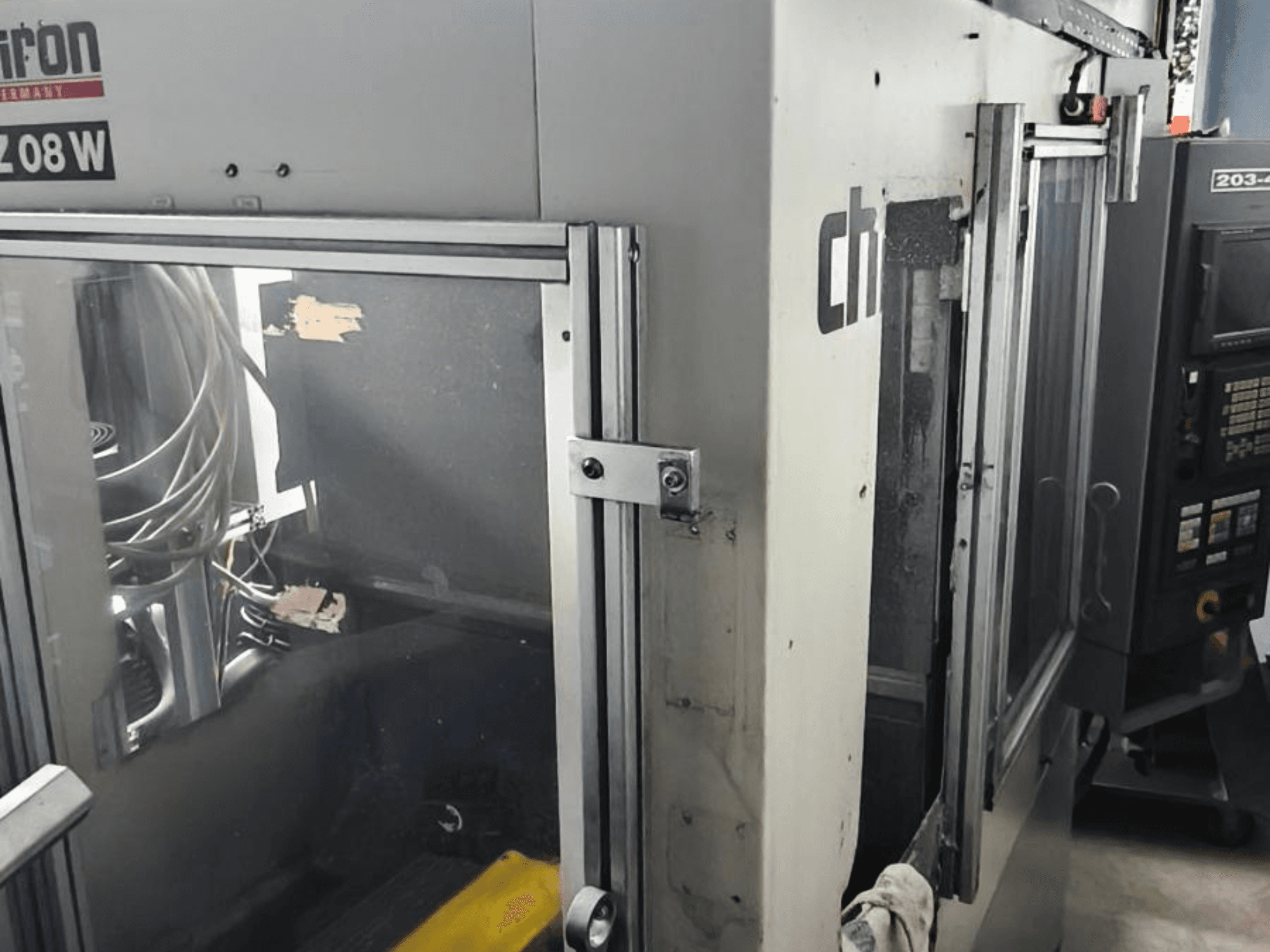 Pystytyöstökeskus CHIRON FZ 08 W, etukuva, jossa näkyy ohjauspaneeli ja osittain avoinna olevat ovet sekä näkyvissä olevat sisäosat.