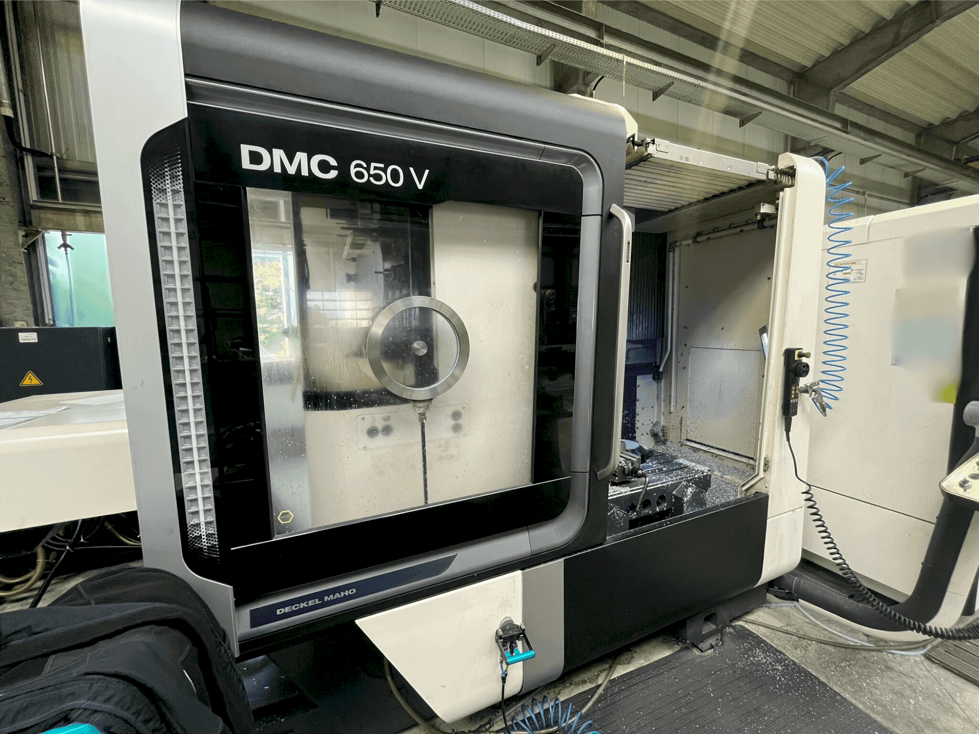 Koneen DMG MORI DMC 650 V etunäkymä