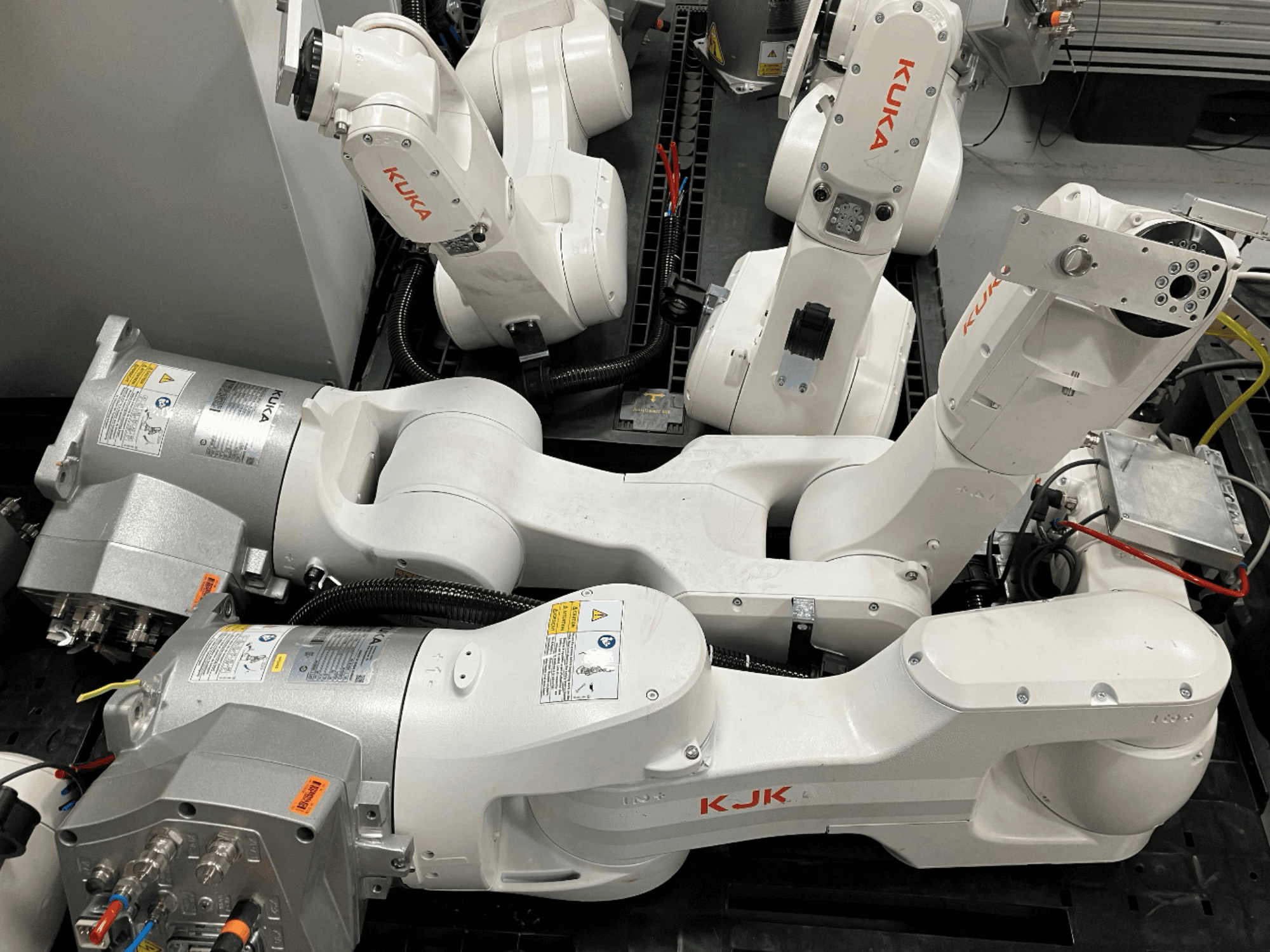 KUKA KR 10 R900 CR -robottivarsi sivukuvassa, jossa näkyvät nivelrakenne, moottorit ja johdotuksen yksityiskohdat.