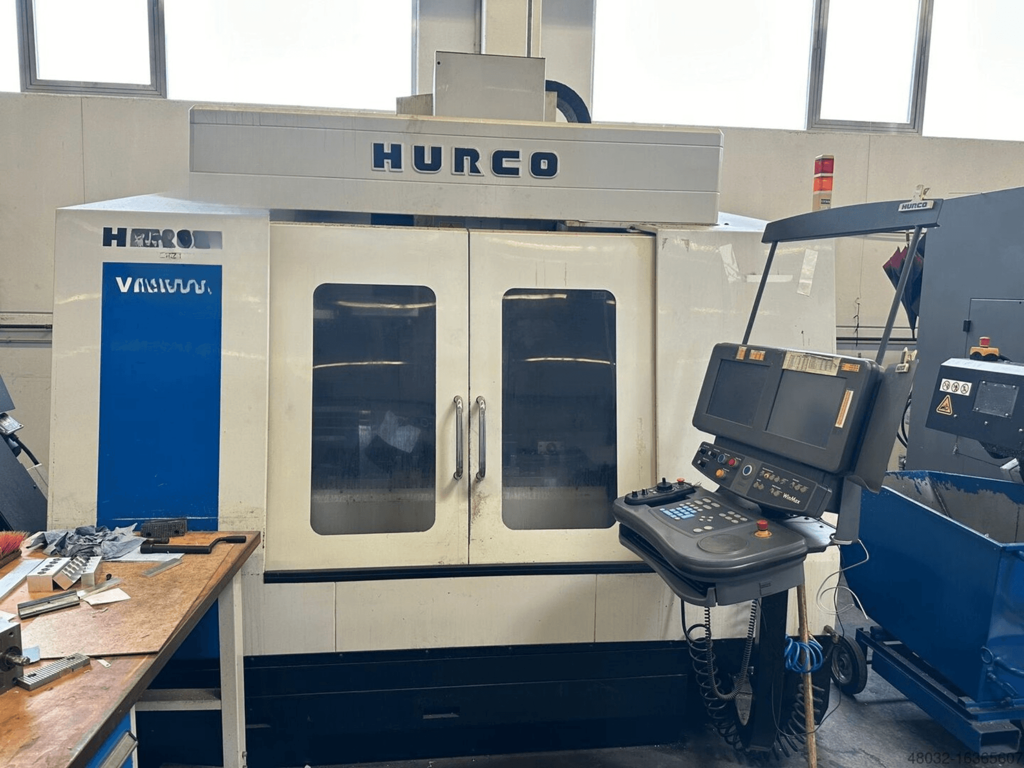 Hurco VMX42t -pystykoneistuskeskus, jossa on ohjauspaneeli ja suuret katseluikkunat, kuvattuna työpajaympäristössä.
