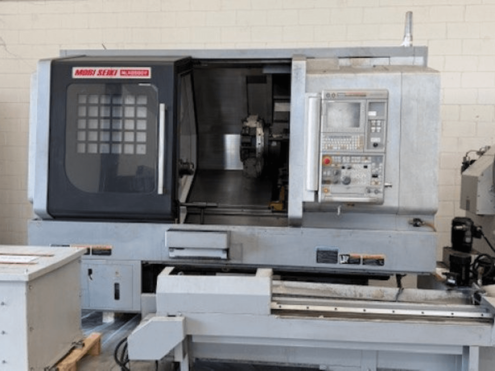 MORI SEIKI NLX 2500Y vaakasuora sorvauskone, etukuva, jossa näkyy ohjauspaneeli ja työalue.