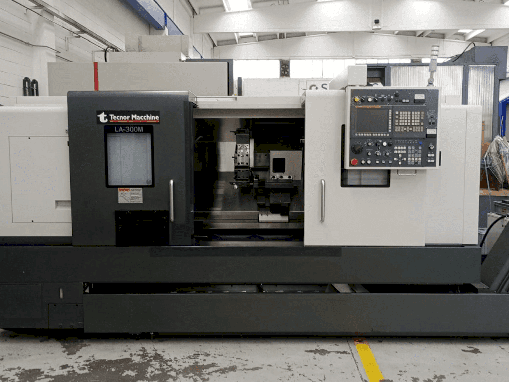 Koneen Takisawa LA-300 CNC etunäkymä
