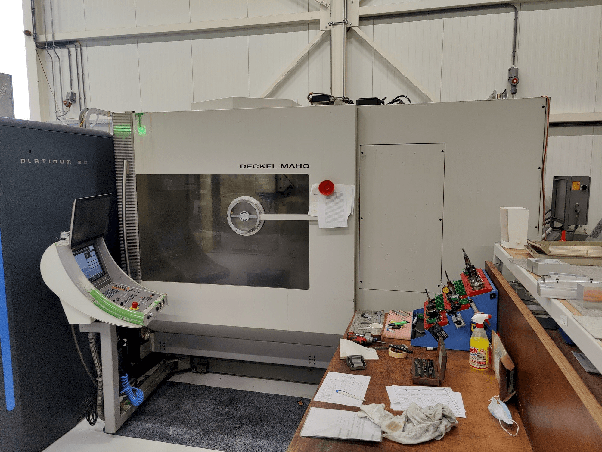 Koneen DMU 80P HD etunäkymä