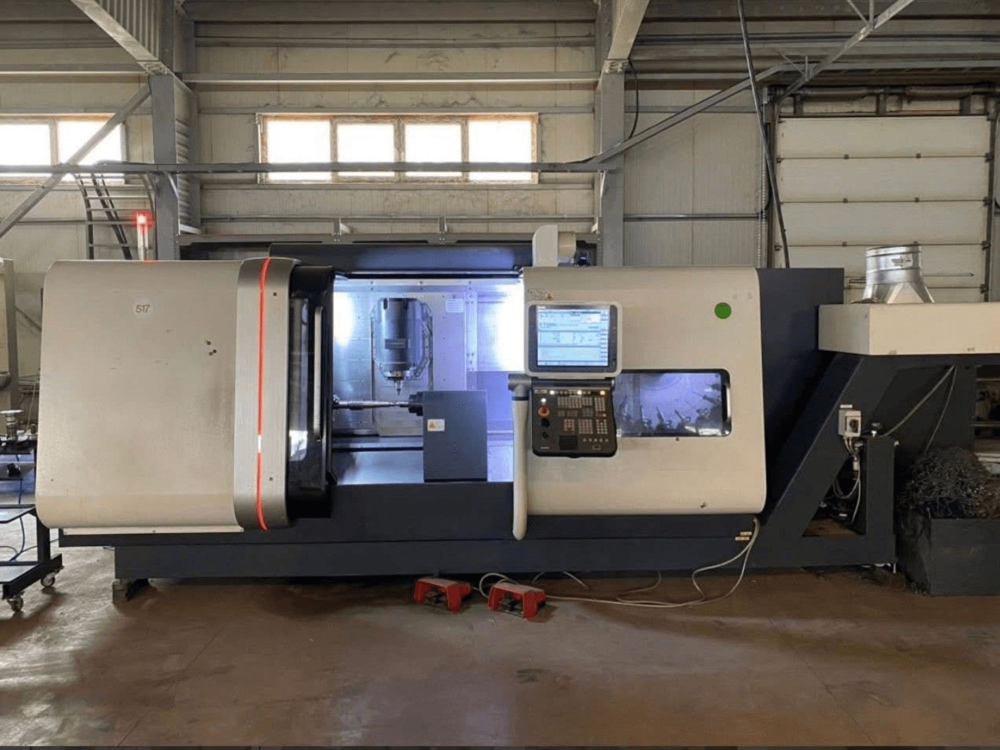 DMG MORI Beta 1250 TC -sorvausjyrsinkeskus, etukuva, jossa ohjauspaneeli, valaistu työtila ja leikkuutyökalut näkyvissä.