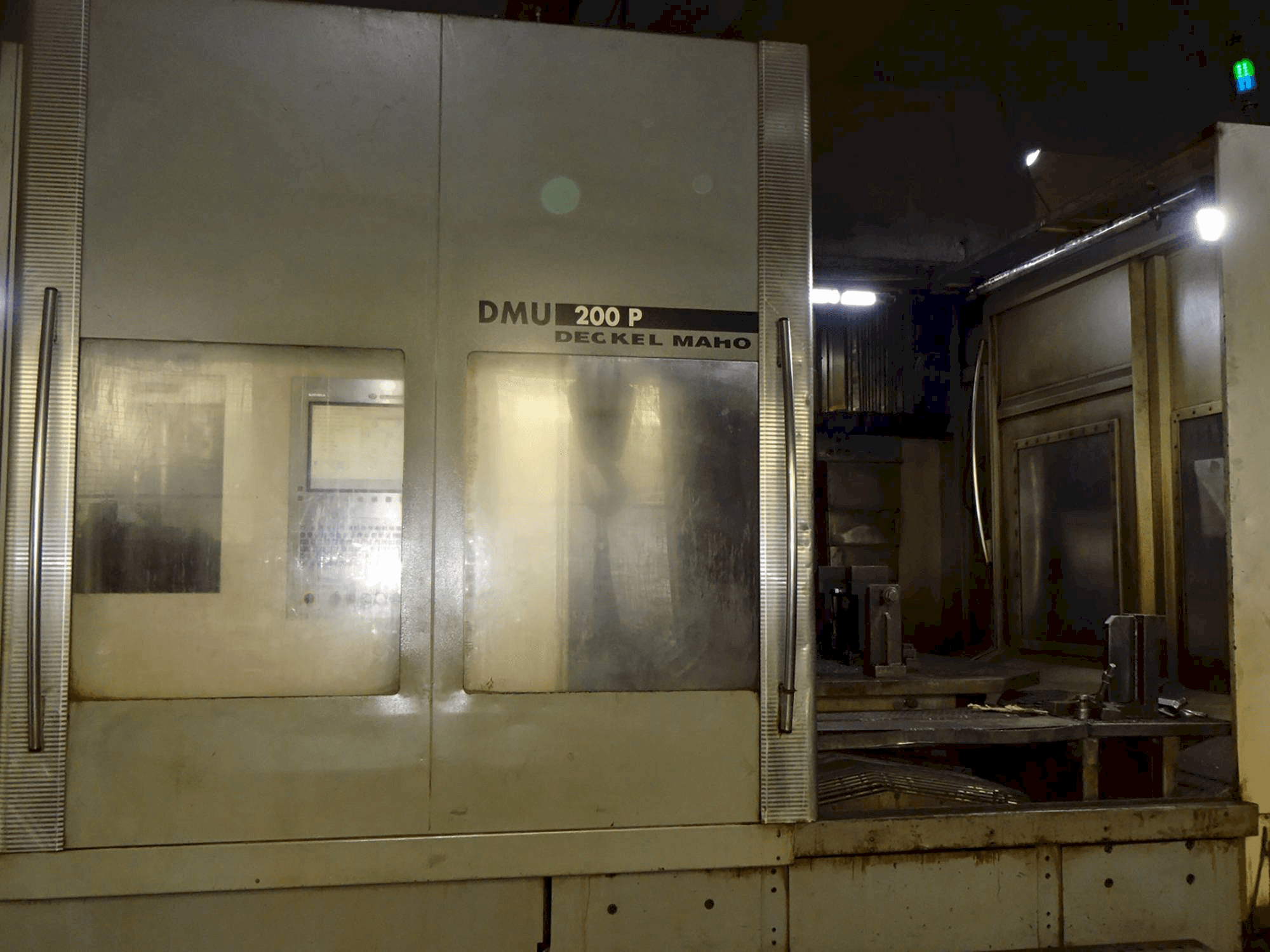 Koneen DECKEL MAHO etunäkymä DMU 200P