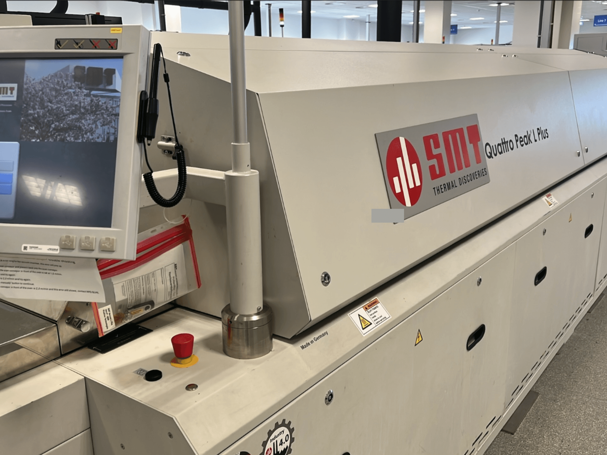 SMT Quattro Peak L Plus -työkone, etukuva, jossa ohjauspaneeli, turvapainikkeet ja tuotemerkki selvästi näkyvissä.