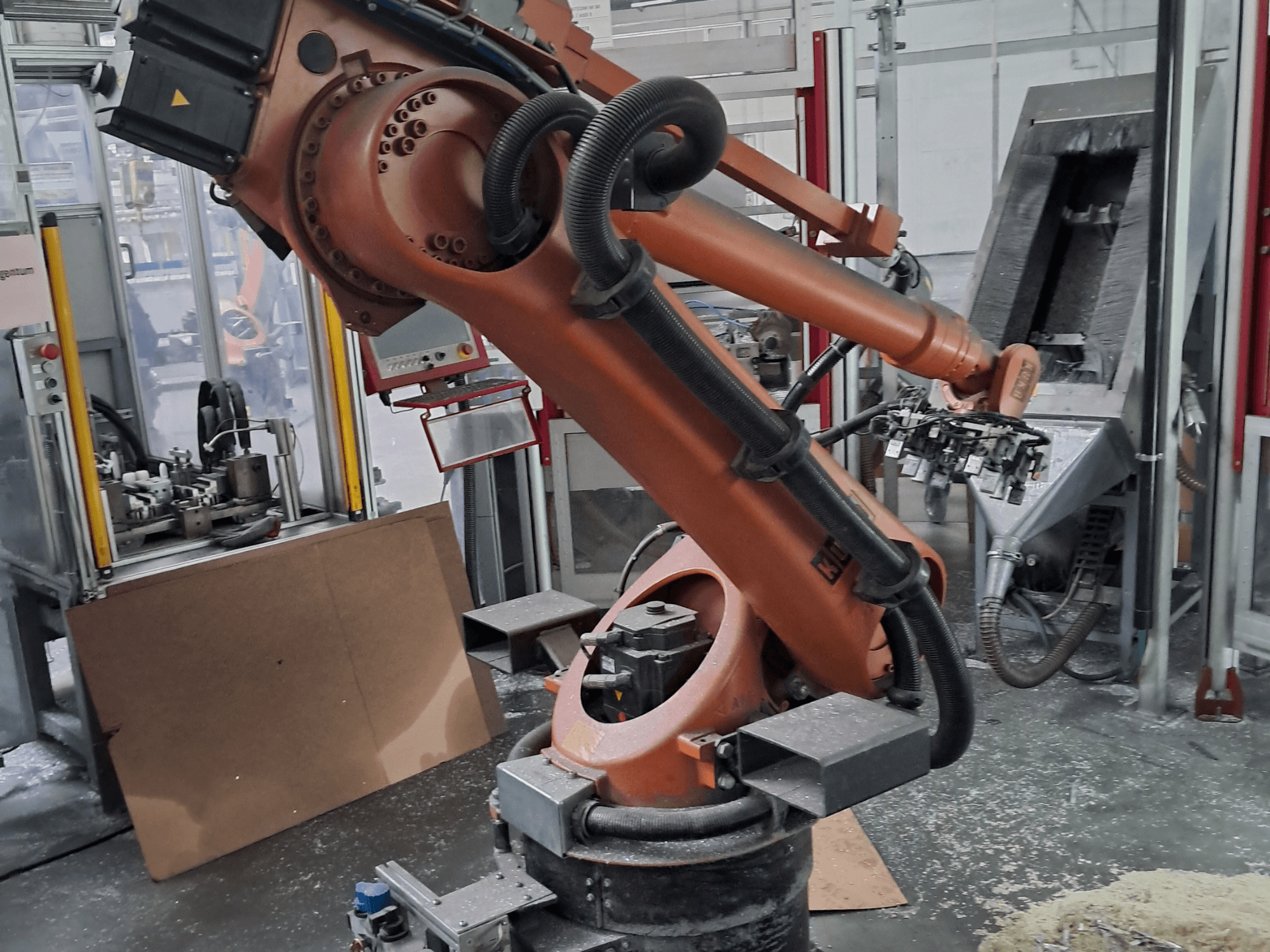 KUKA KR 30 L 16-2 -robottivarsi työpajassa, edestä katsottuna. Kuvassa näkyvät nivelletyt liitokset ja teollinen työympäristö taustalla.