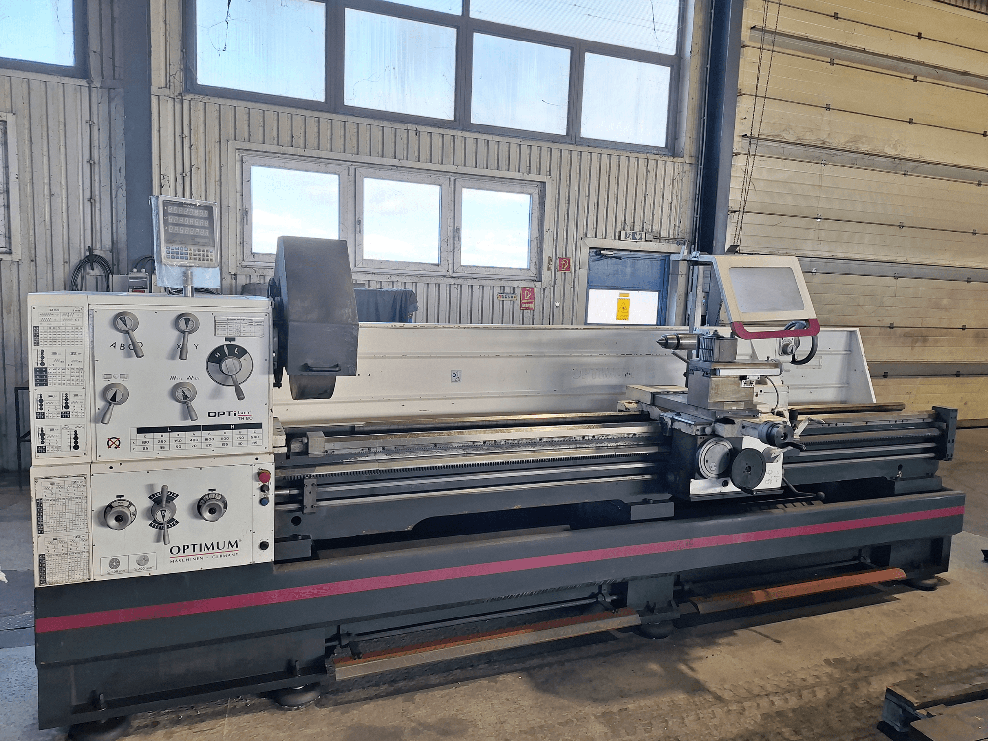 Optimum OptiTurn TH 8030D -vaakasorvauskone sivukuvassa, jossa on ohjauspaneeli, työkalunpidin ja tukeva jalusta.