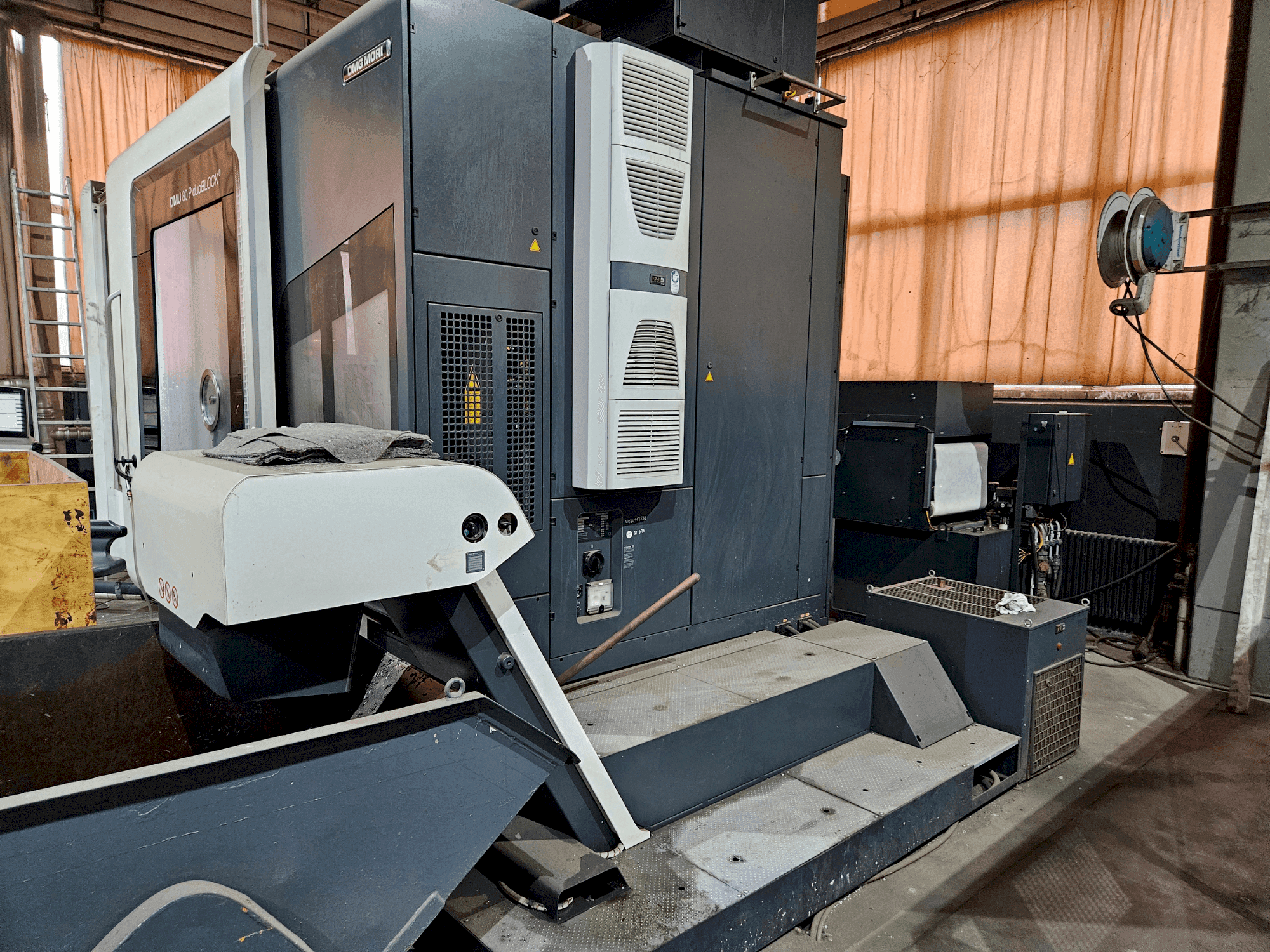 Koneen DMG MORI DMU 80 P duoBLOCK etunäkymä