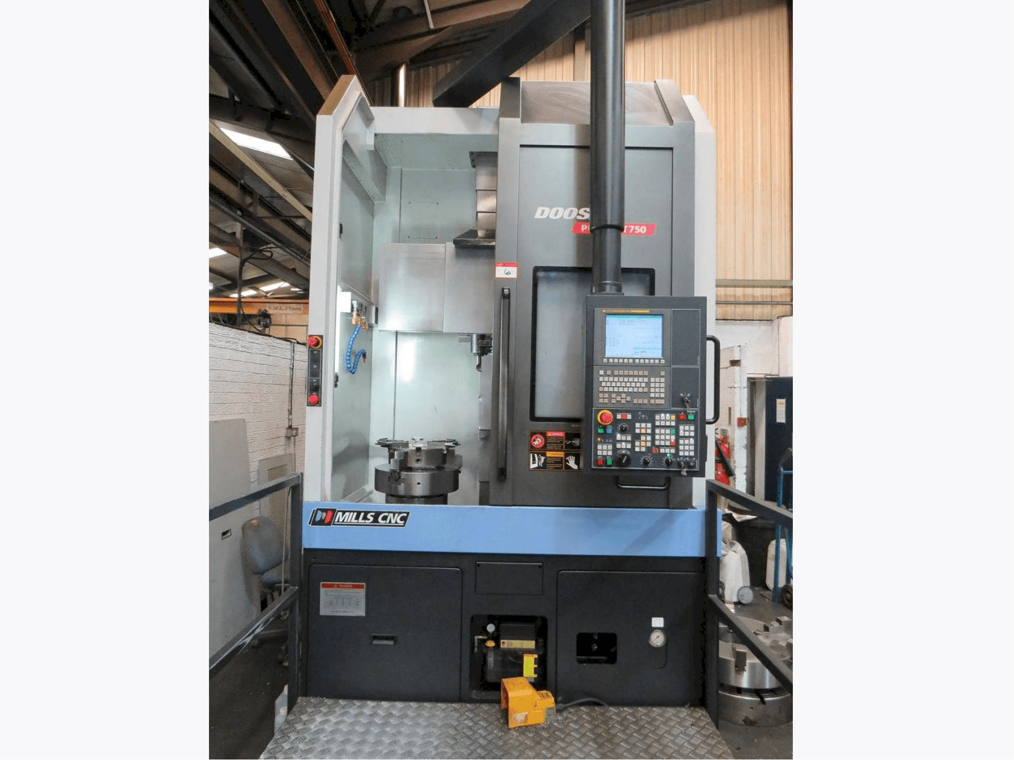 Koneen Doosan Puma VT-750 etunäkymä