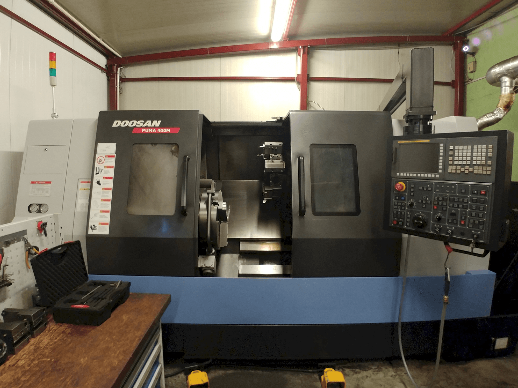 Koneen Doosan etunäkymä Puma 400MC