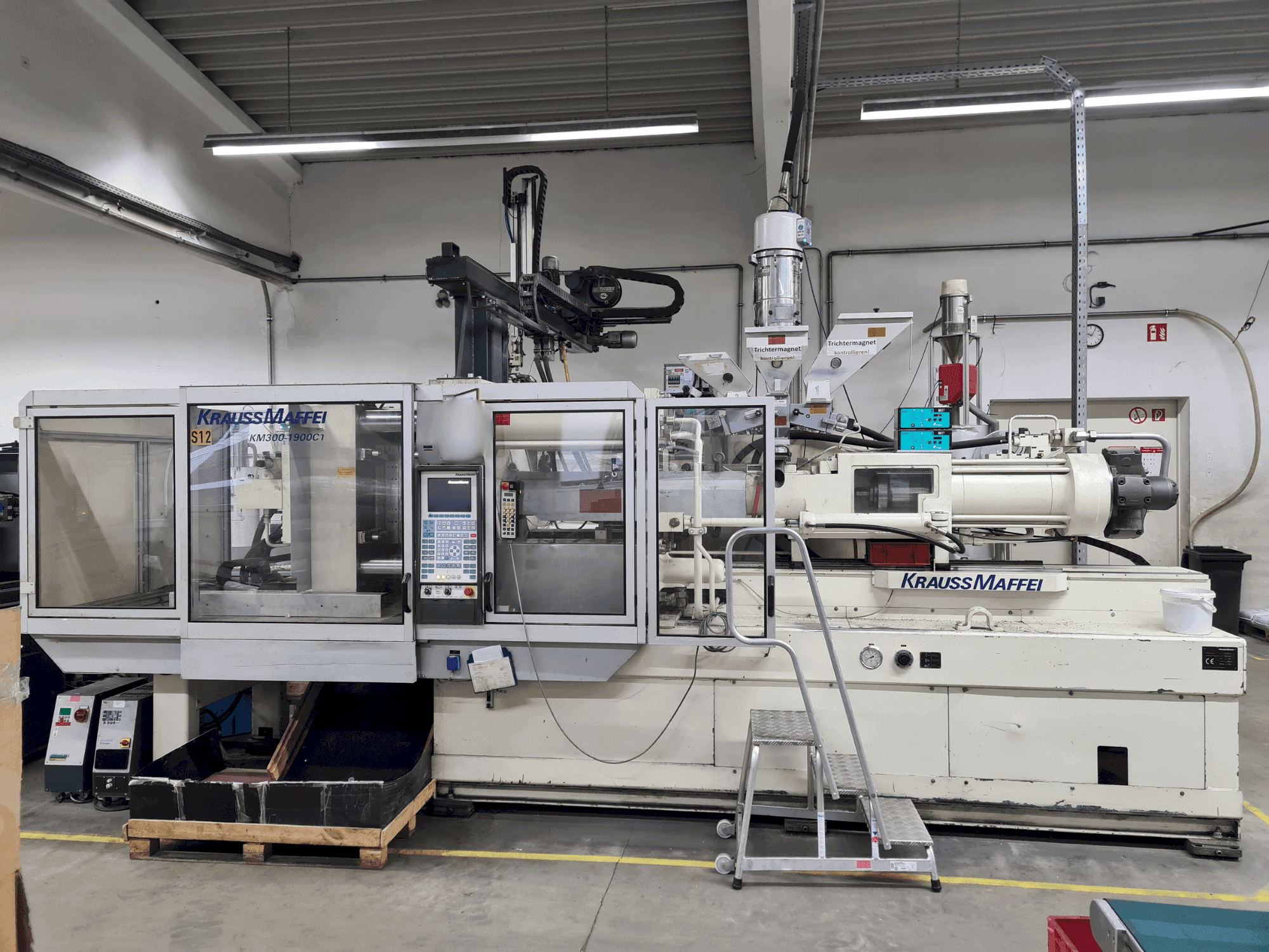 Koneen Krauss Maffei 300-1900 C1 etunäkymä