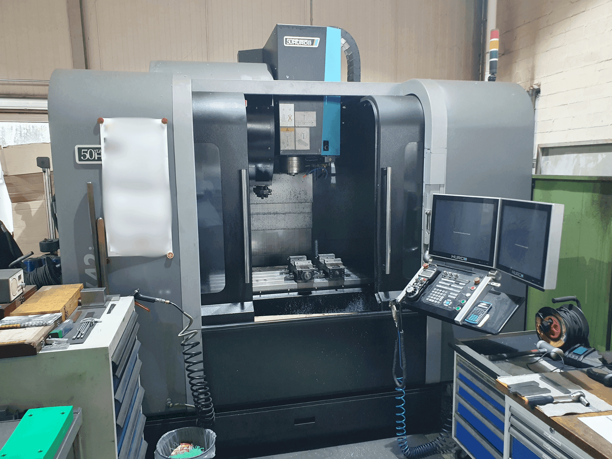 Koneen Hurco VMX42i etunäkymä