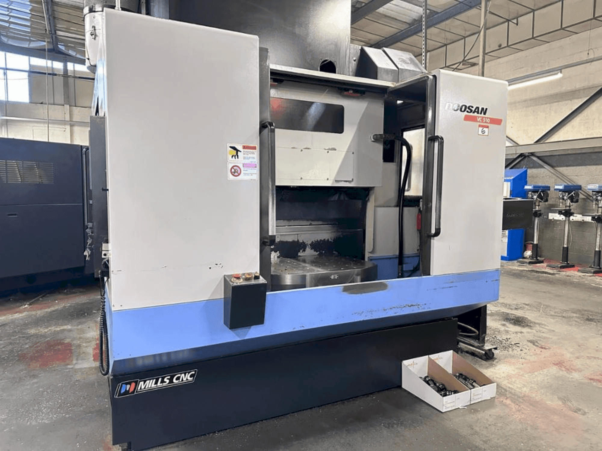 Koneen DOOSAN VC 510 etunäkymä