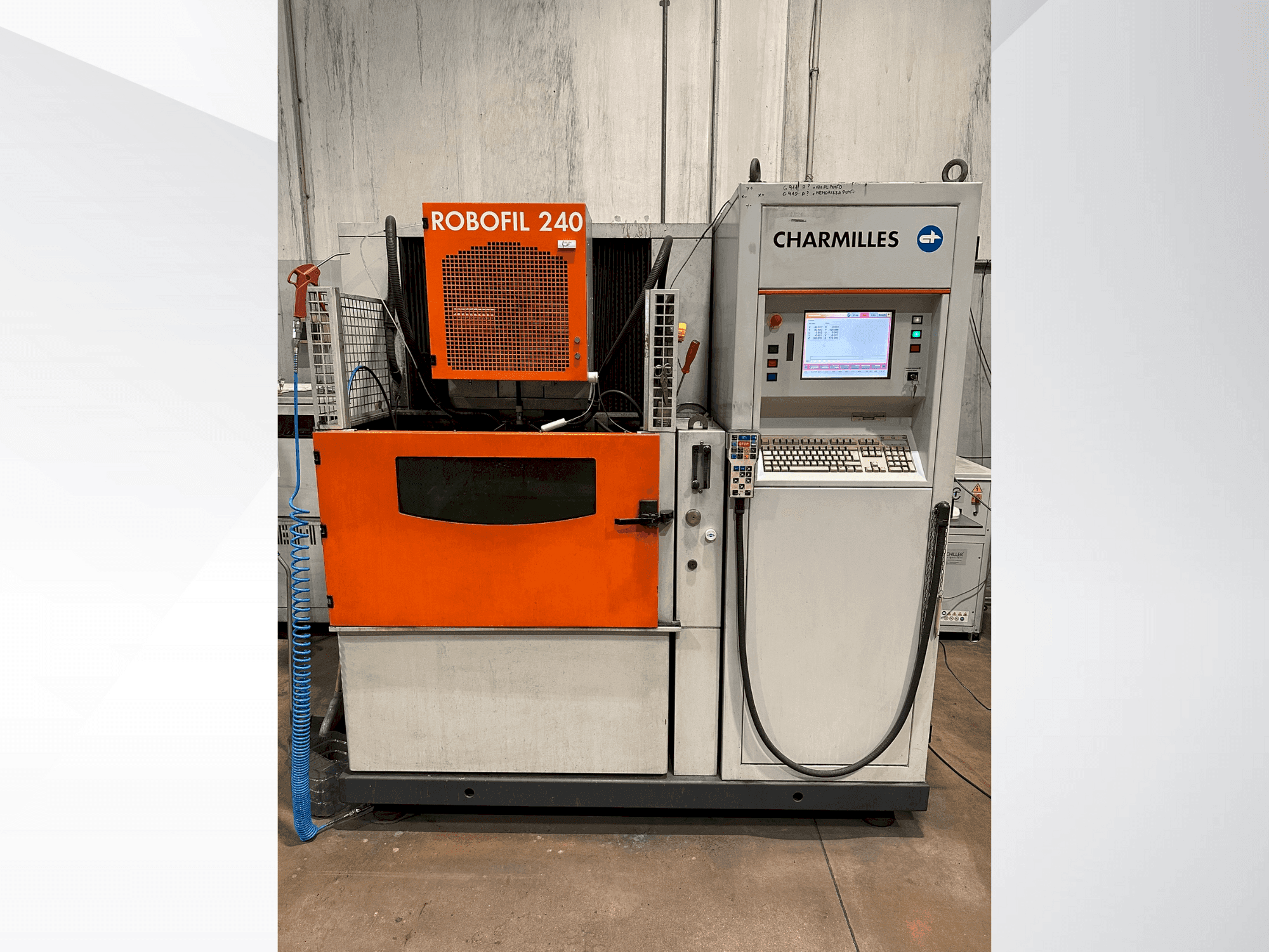 Koneen CHARMILLES Robofil 240 etunäkymä