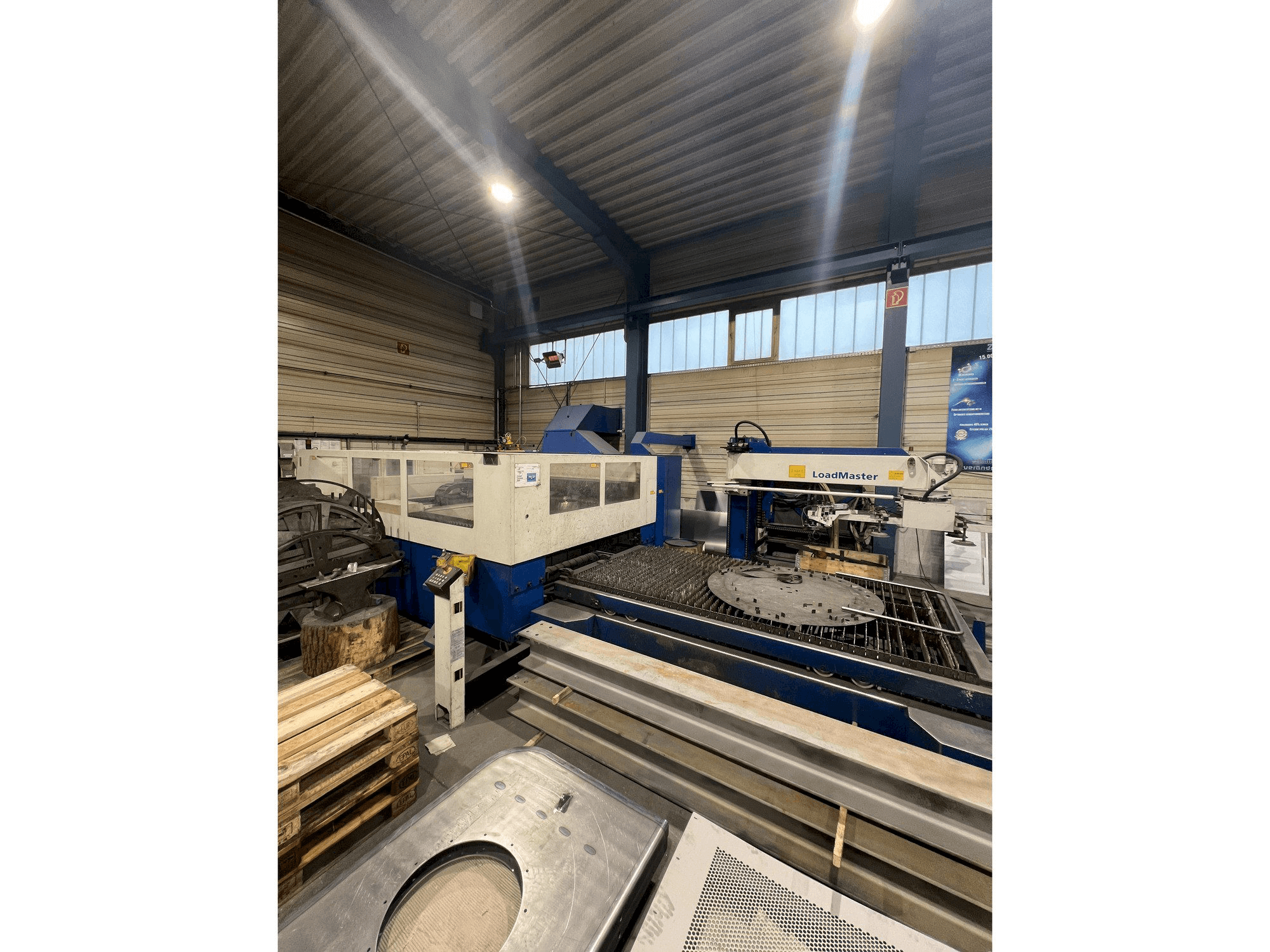 Koneen TRUMPF TruLaser 3030 etunäkymä