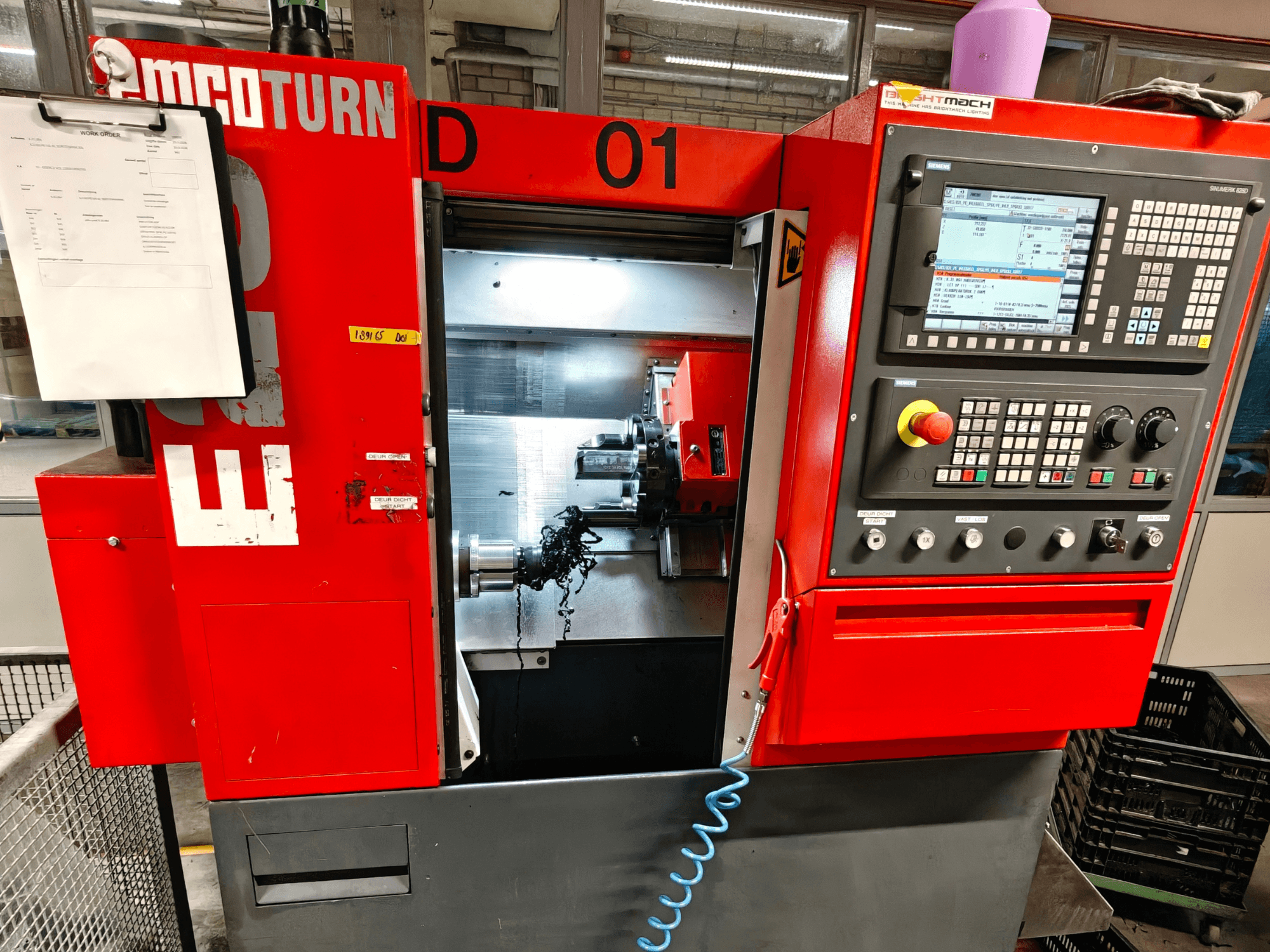 EMCO TURN E25 -vaakasorvauskoneen etukuva, jossa on hallintalaitteet, työkalunpidin ja työalue lastuilla.