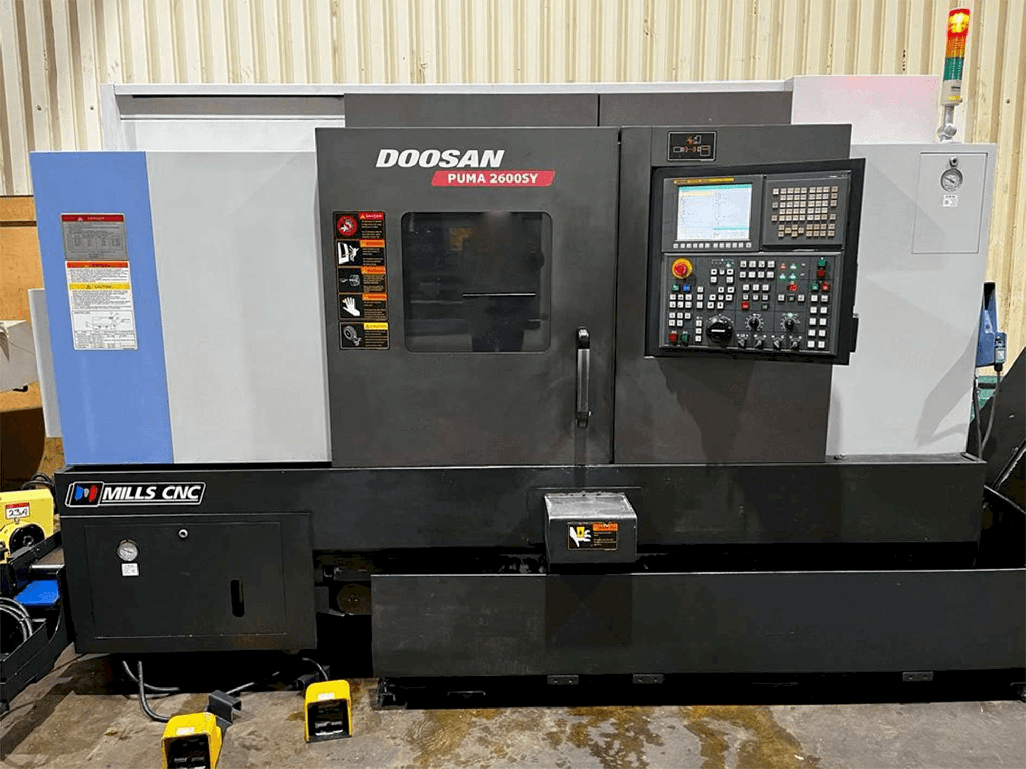 Koneen Doosan Puma 2600SY etunäkymä
