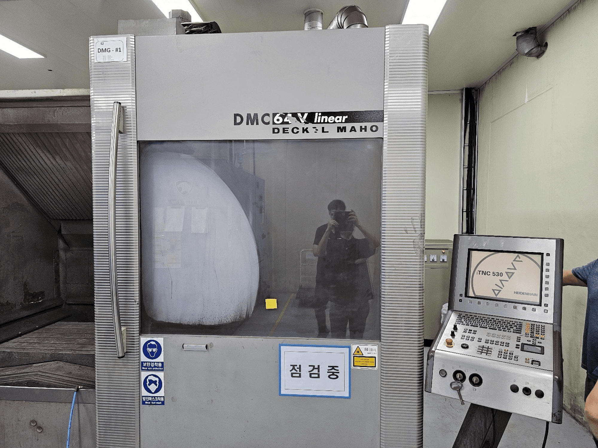 Koneen DECKEL MAHO DMC 64V linear etunäkymä