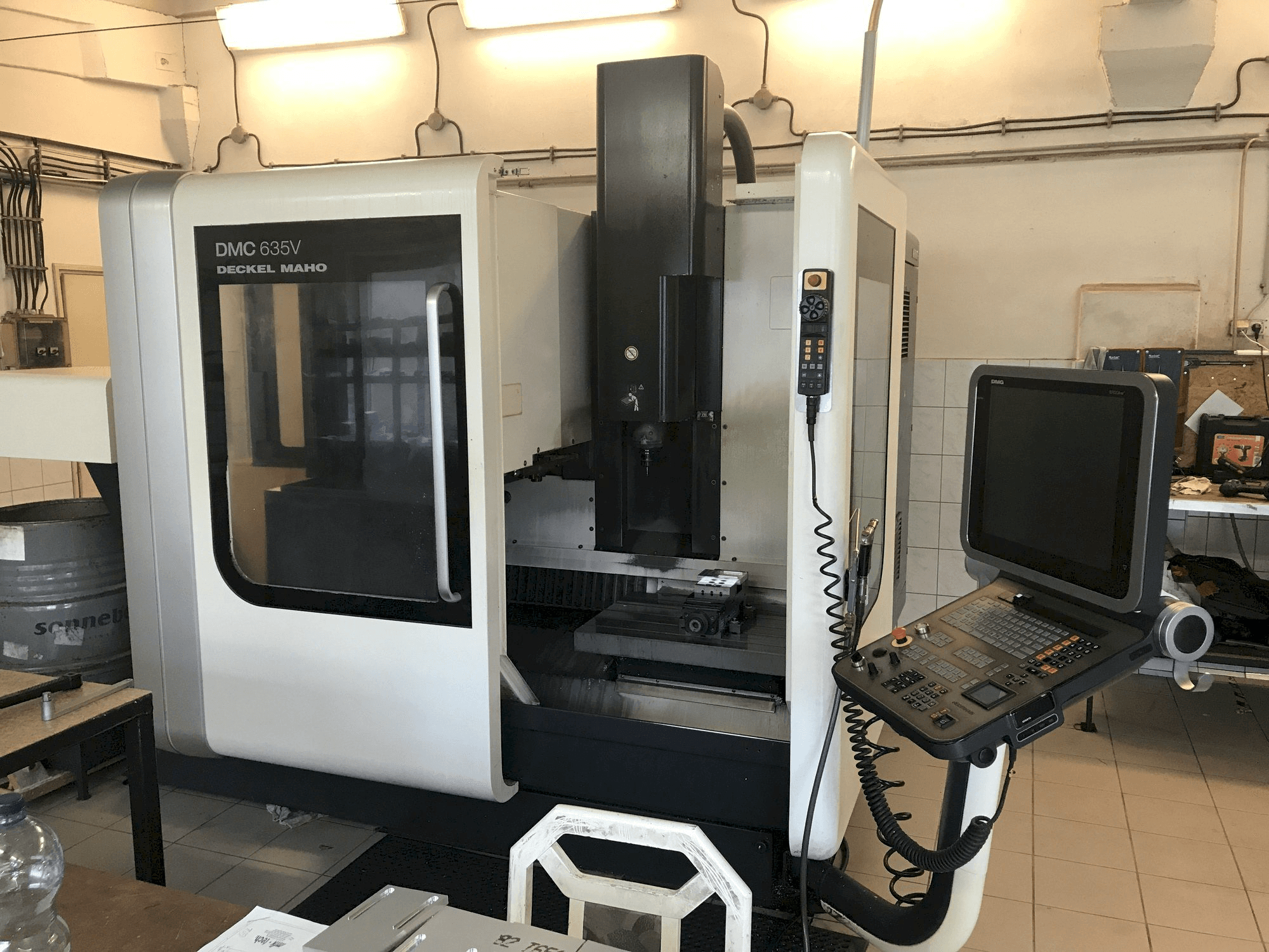 Koneen DECKEL MAHO DMC 635V etunäkymä