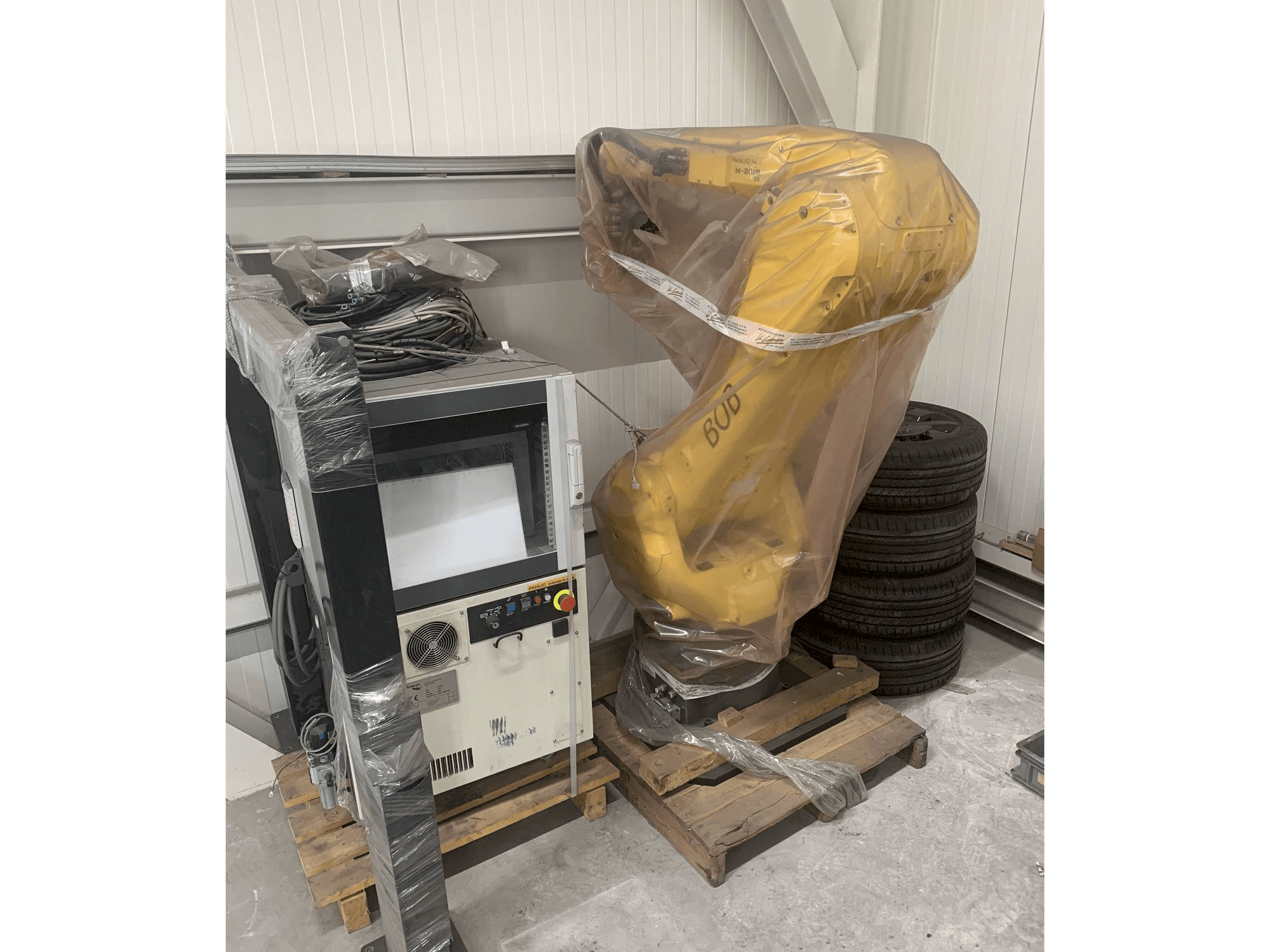 Koneen FANUC M-20iB etunäkymä