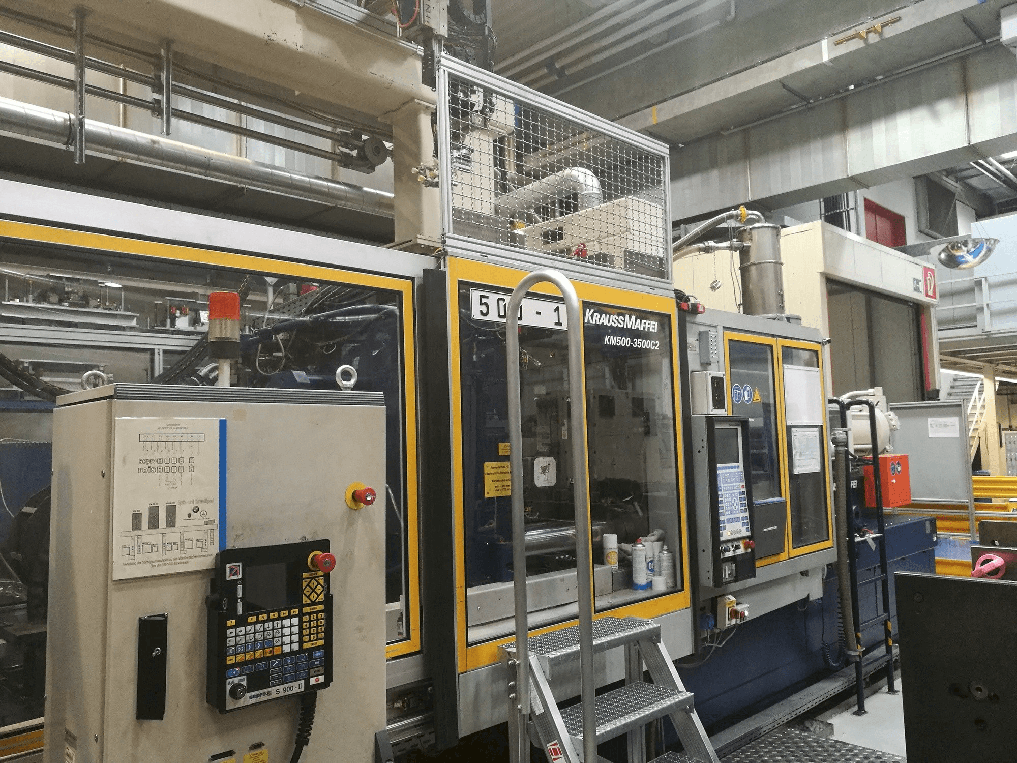 Koneen Krauss Maffei 500-3500 C2 etunäkymä