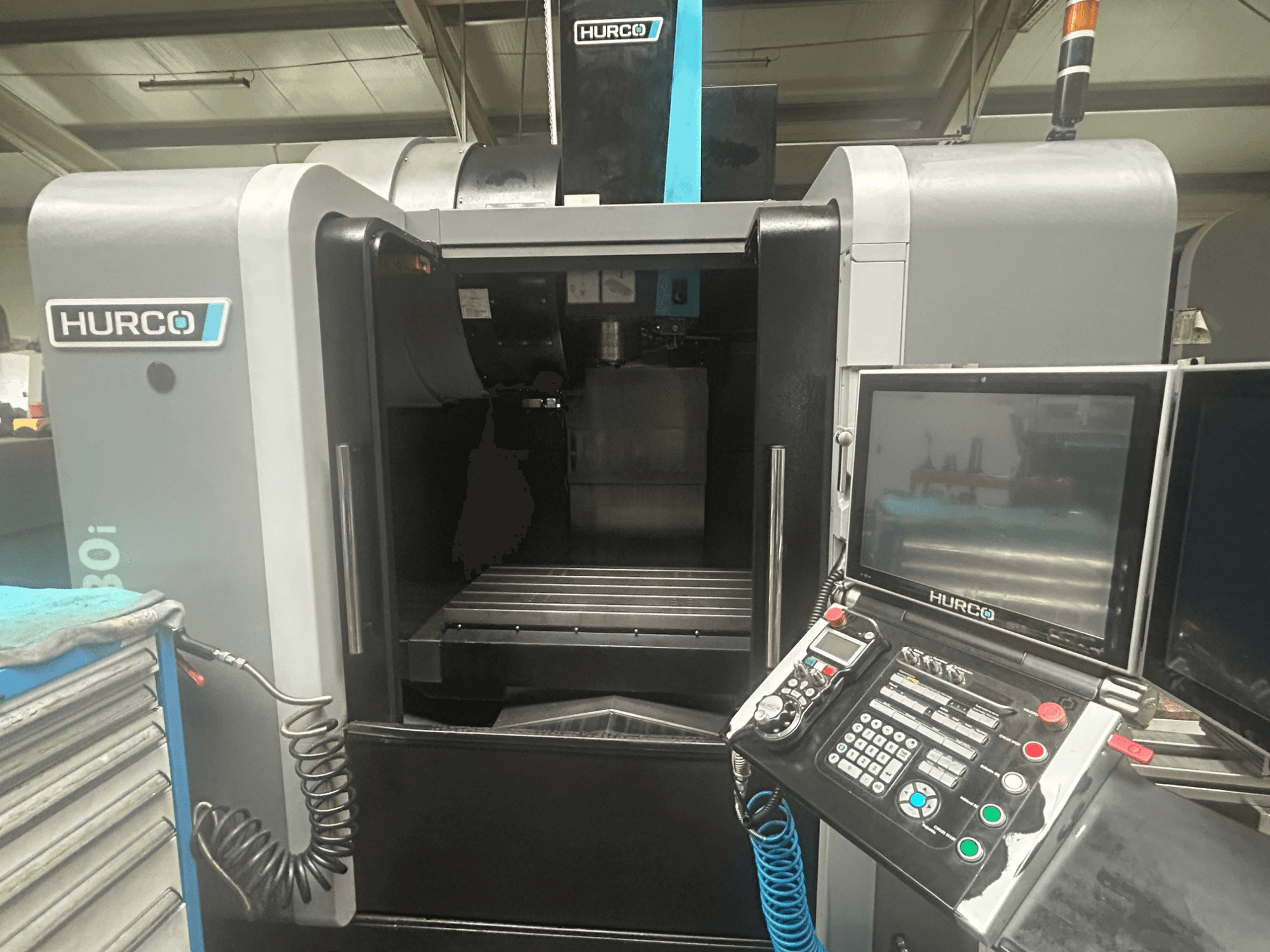 Hurco VM30i CNC-koneen etukuva, jossa on ohjauspaneeli painikkeineen, näyttö ja työkalujen säilytystila.