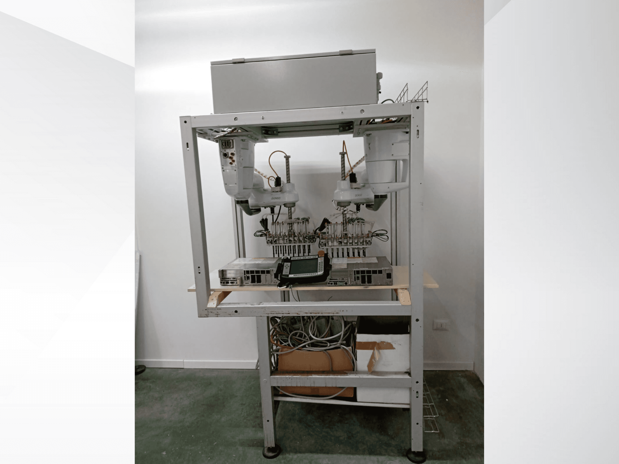 Automatisoitu robottityöasema, jossa on kaksi käsivartta, näyttöyksikkö ja elektroniikka metallikehikossa, etukuva, edistynyt teknologia-asetus.