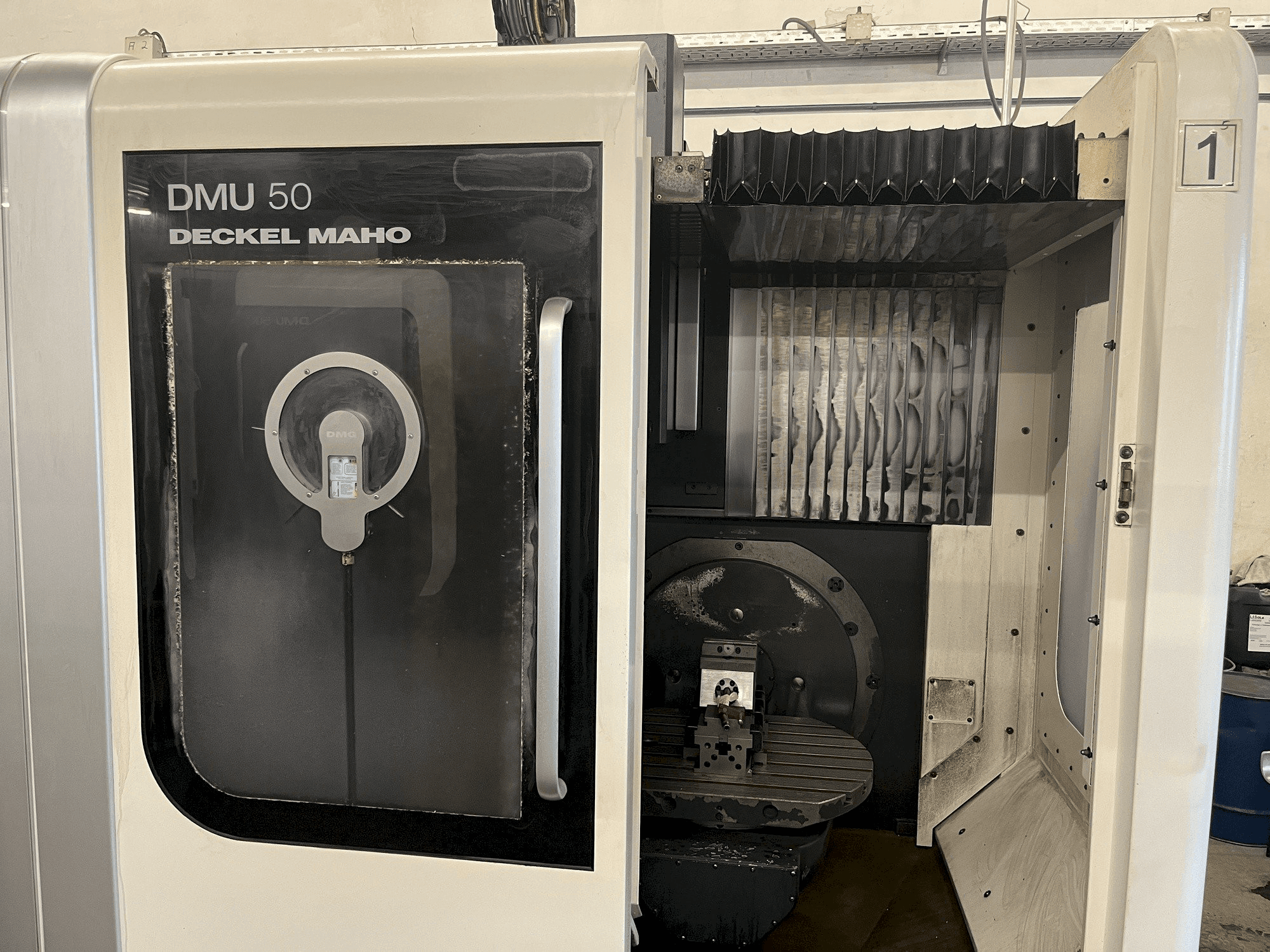 Koneen DECKEL MAHO DMU 50 etunäkymä