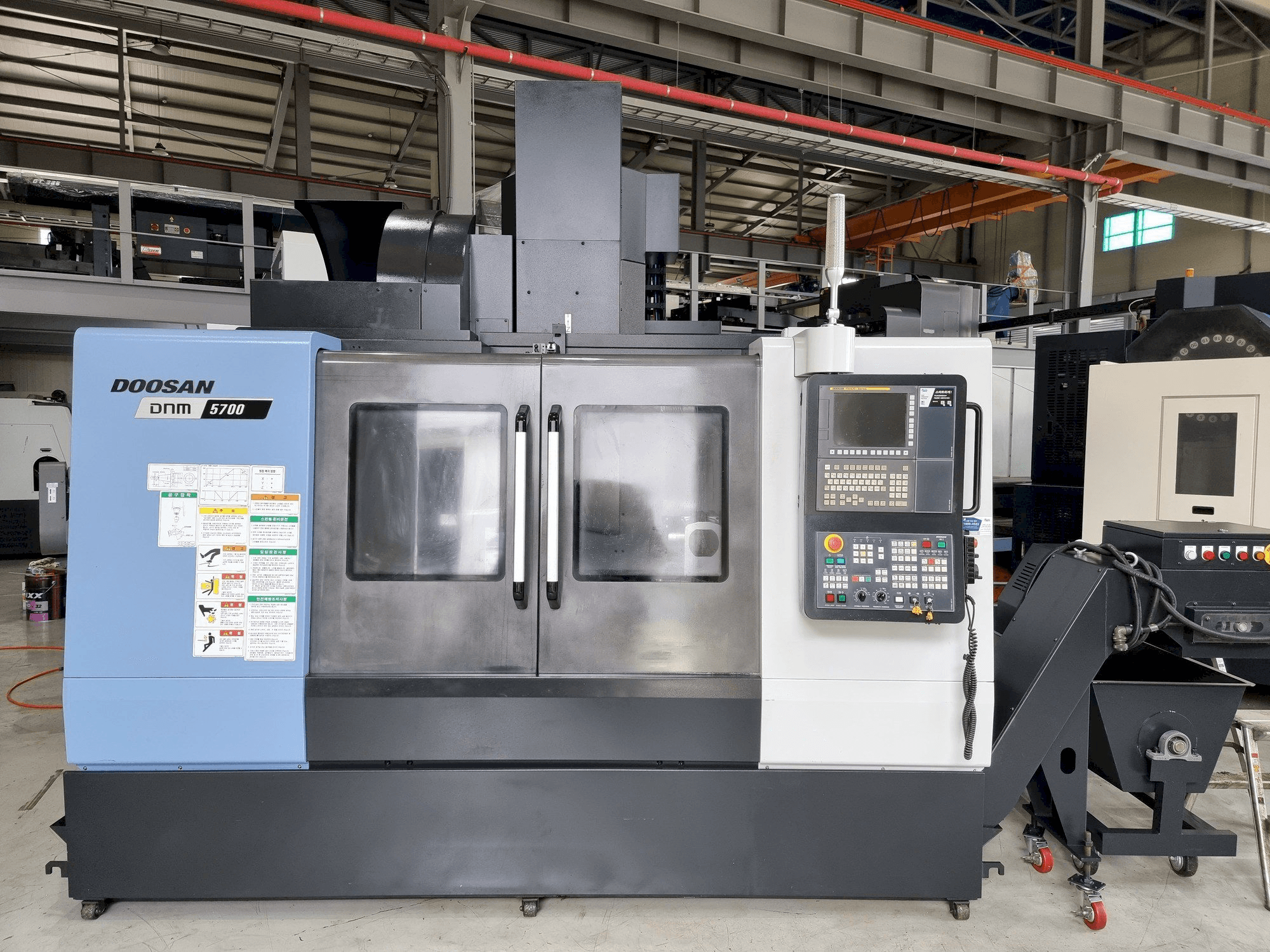 Koneen Doosan DNM 5700 etunäkymä