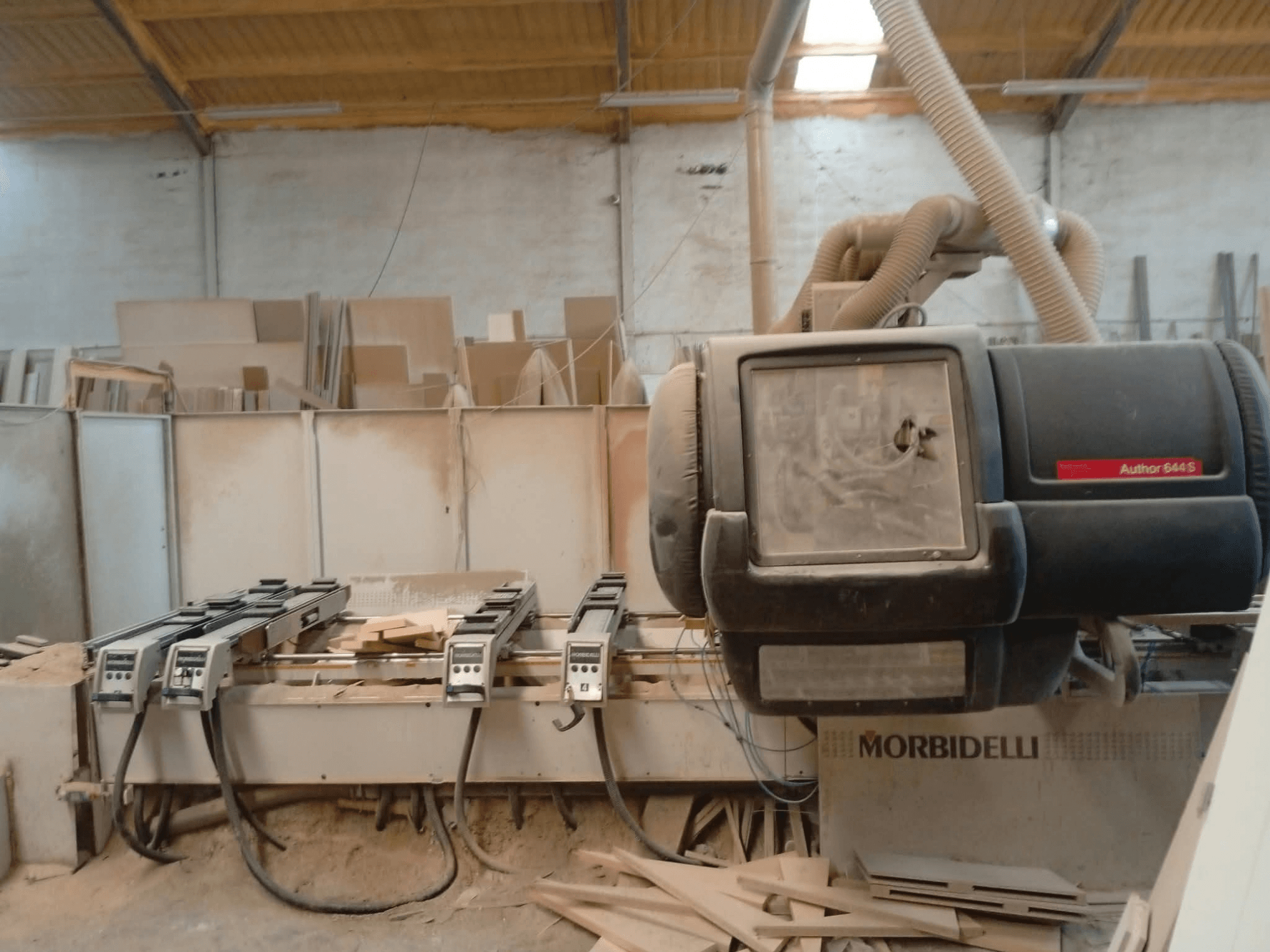 MORBIDELLI A644S FTP 41 -CNC-työstökeskus, joka on esillä työpajassa; kuvassa etunäkymä, jossa näkyy pölyä ja puujätettä.