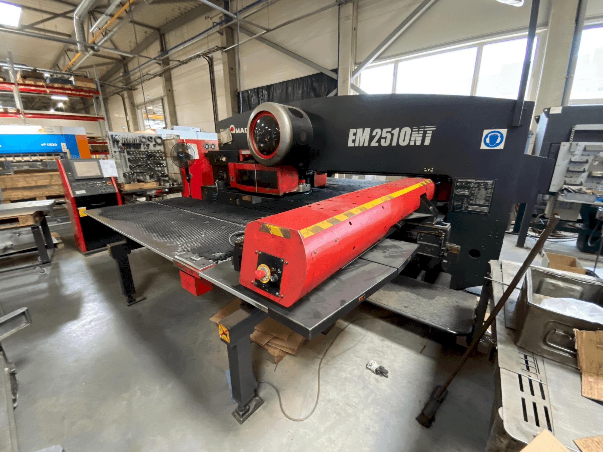 Koneen AMADA EM2510NT etunäkymä