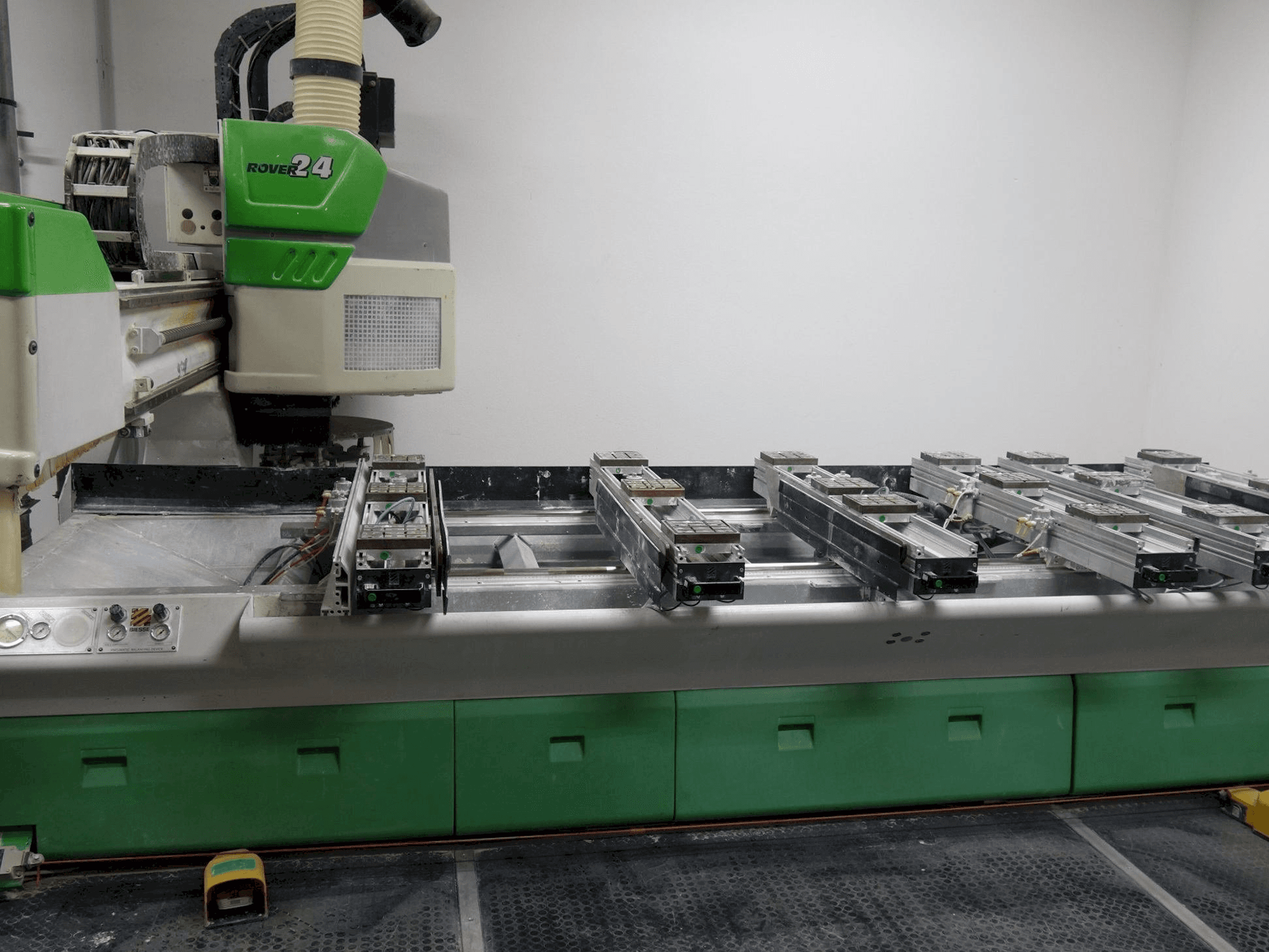 Koneen BIESSE Rover 24 S etunäkymä