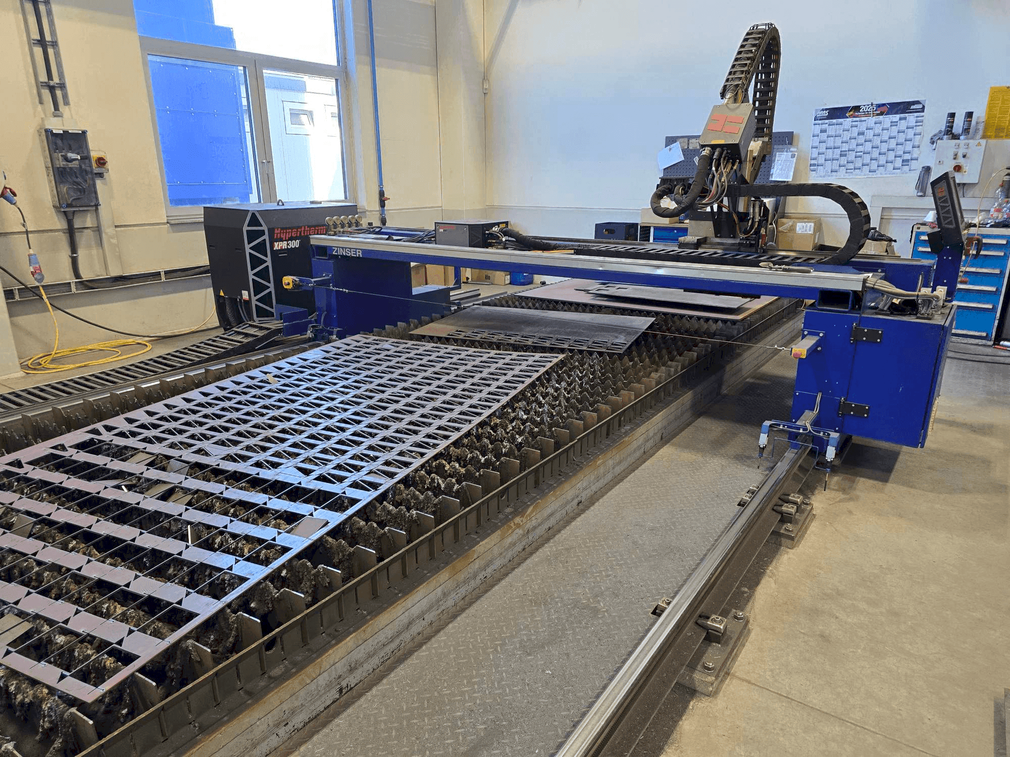 Koneen ZINSER 2425-I/3600 etunäkymä