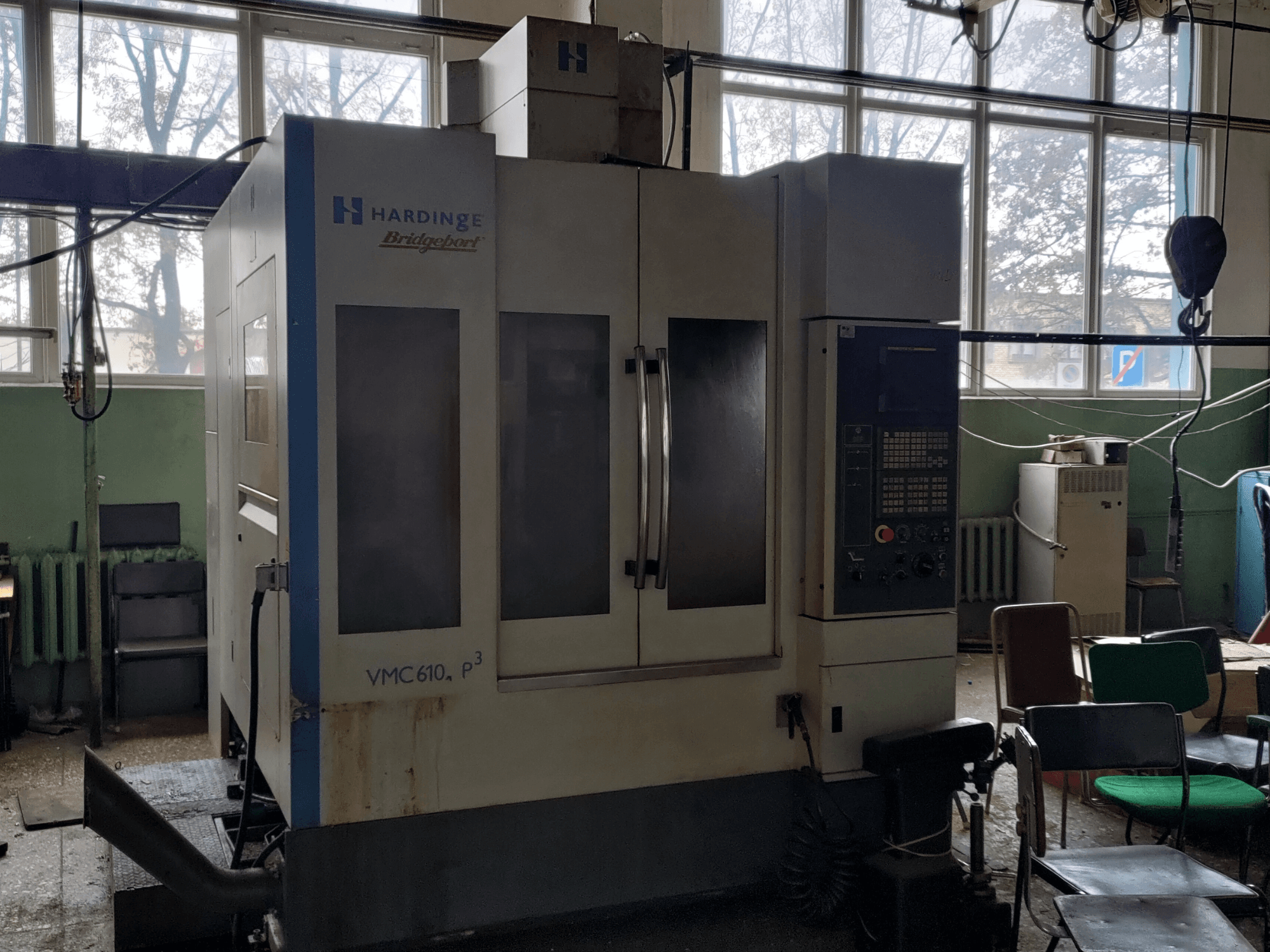 Bridgeport VMC-610 XP3 -pystykoneistuskeskus edestä katsottuna; kuvassa näkyvät ohjauspaneeli ja suuret lasiovet.