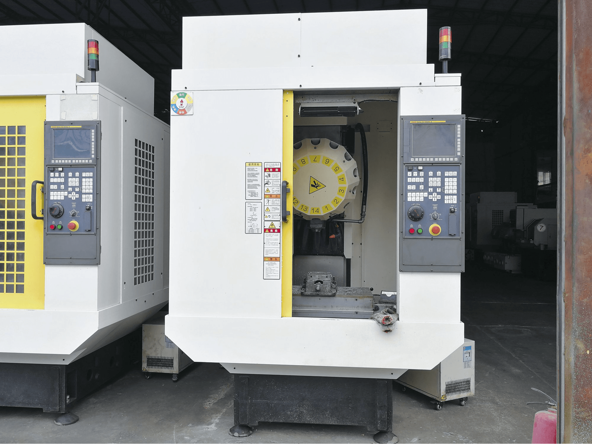 Koneen FANUC etunäkymäα-D14MiA