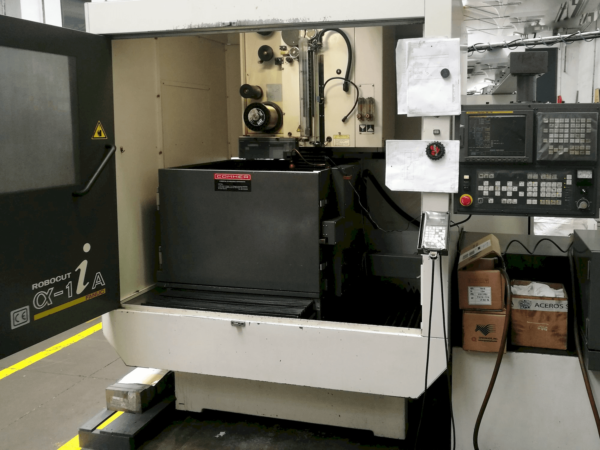 Koneen FANUC Robocut ALPHA -1iA etunäkymä