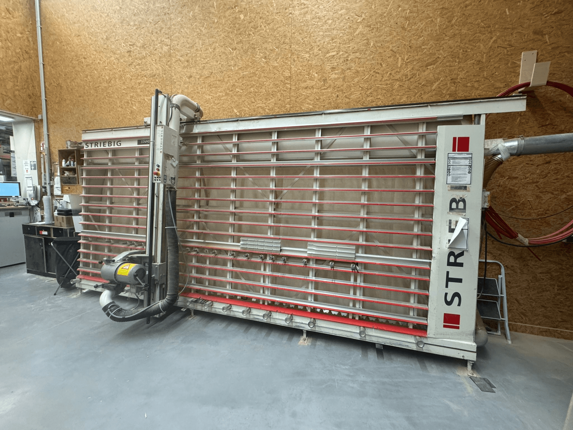 STRIEBIG-kontuurisaha, jossa on suuri pystysuora terä, sivukuva, jossa näkyy pölynpoisto ja ohjauspaneeli. Ihanteellinen puuntyöstöön.