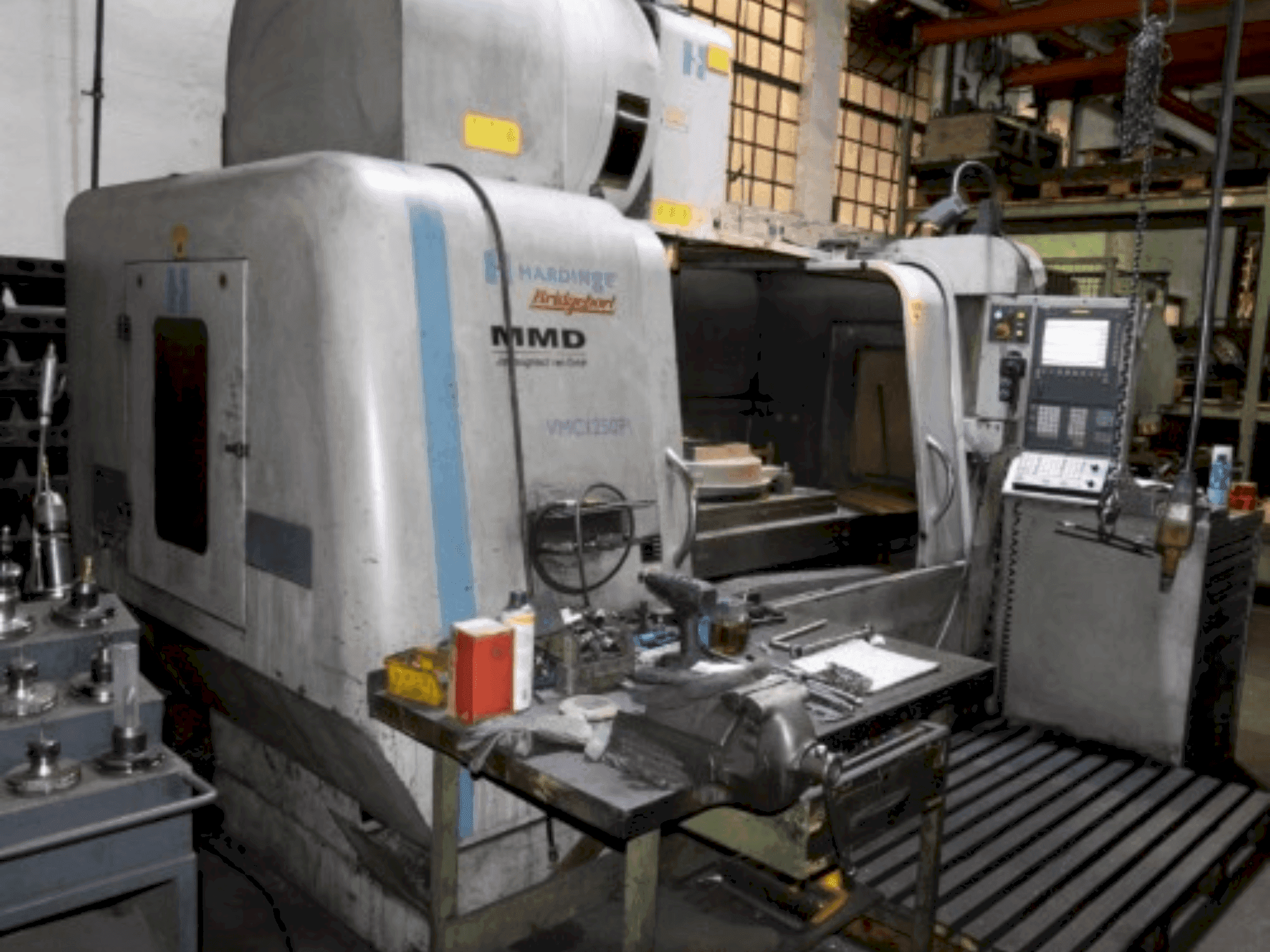 Koneen Hardinge Bridgeport MMD VMC1250 P3 etunäkymä