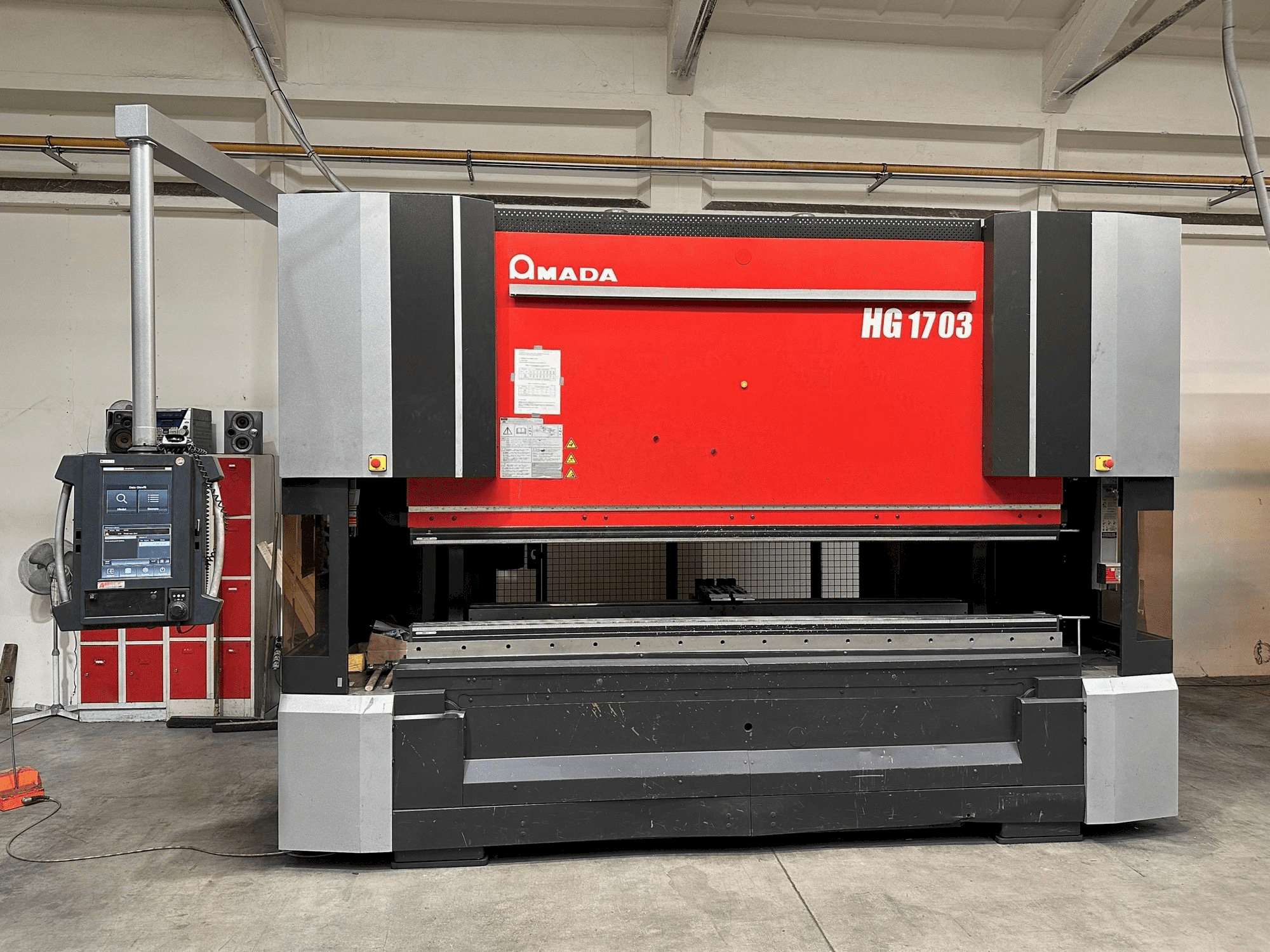 Koneen AMADA HG-1703 etunäkymä