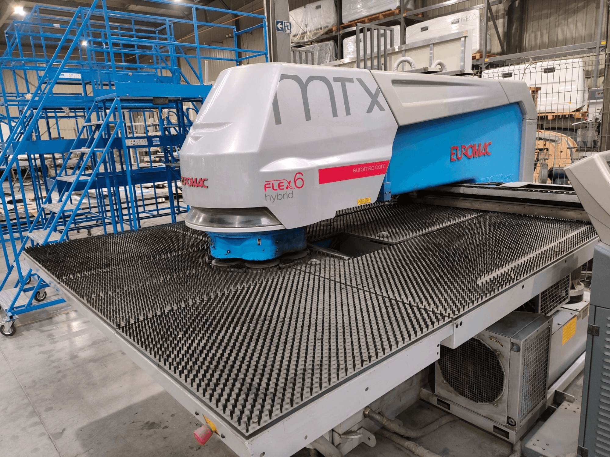Etukuva Euromac FLEX 6 -hybridikoneesta, jossa on kuvioitu leikkuupinta, varastoympäristössä.