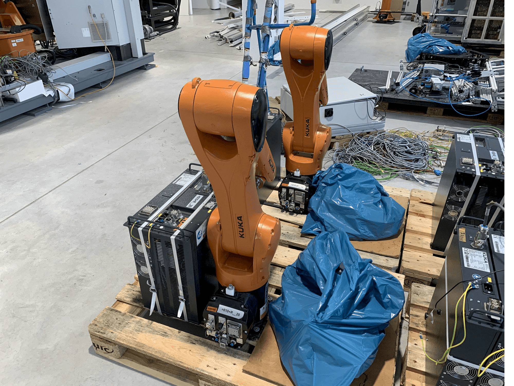 Koneen KUKA KR10 R1100 with KR C4 COMPACT Controller etunäkymä