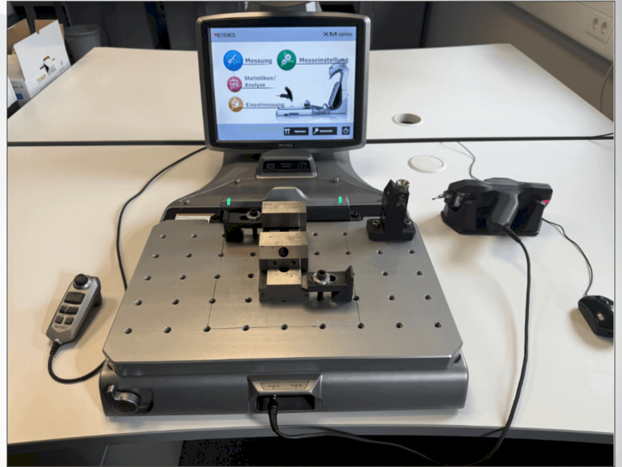 Koneen KEYENCE XM-1200 etunäkymä