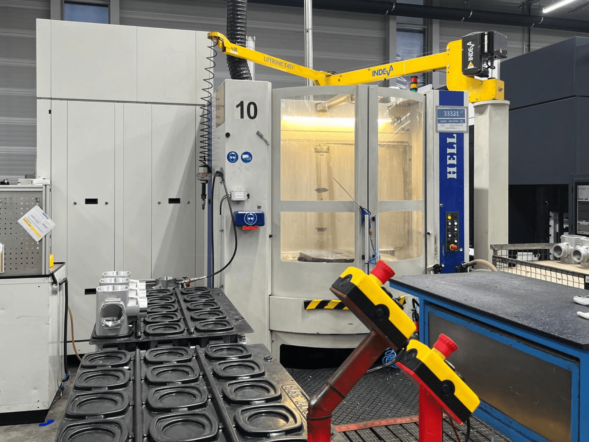 HELLER MCH 250 -vaakakoneistuskeskus edestäpäin, sivussa alumiiniosat ja ohjauspainikkeet näkyvissä.