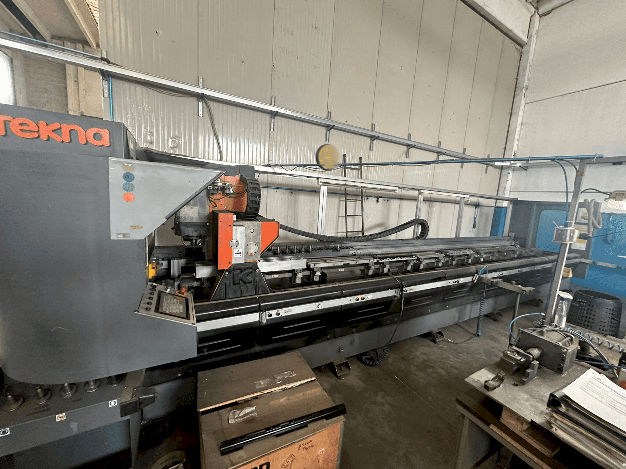 Koneen Tekna Tk427/6 etunäkymä