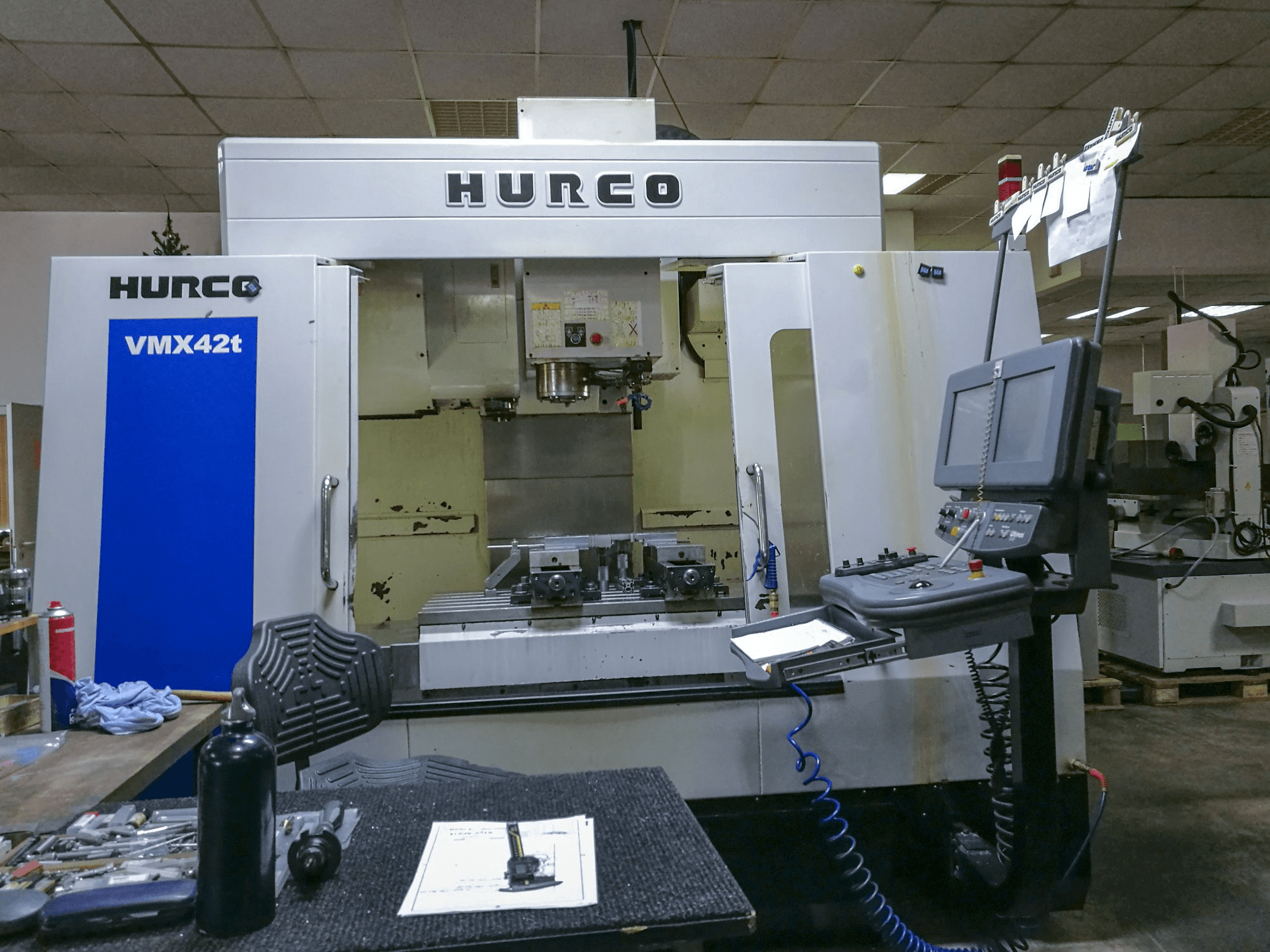 Koneen Hurco etunäkymä VMX42T