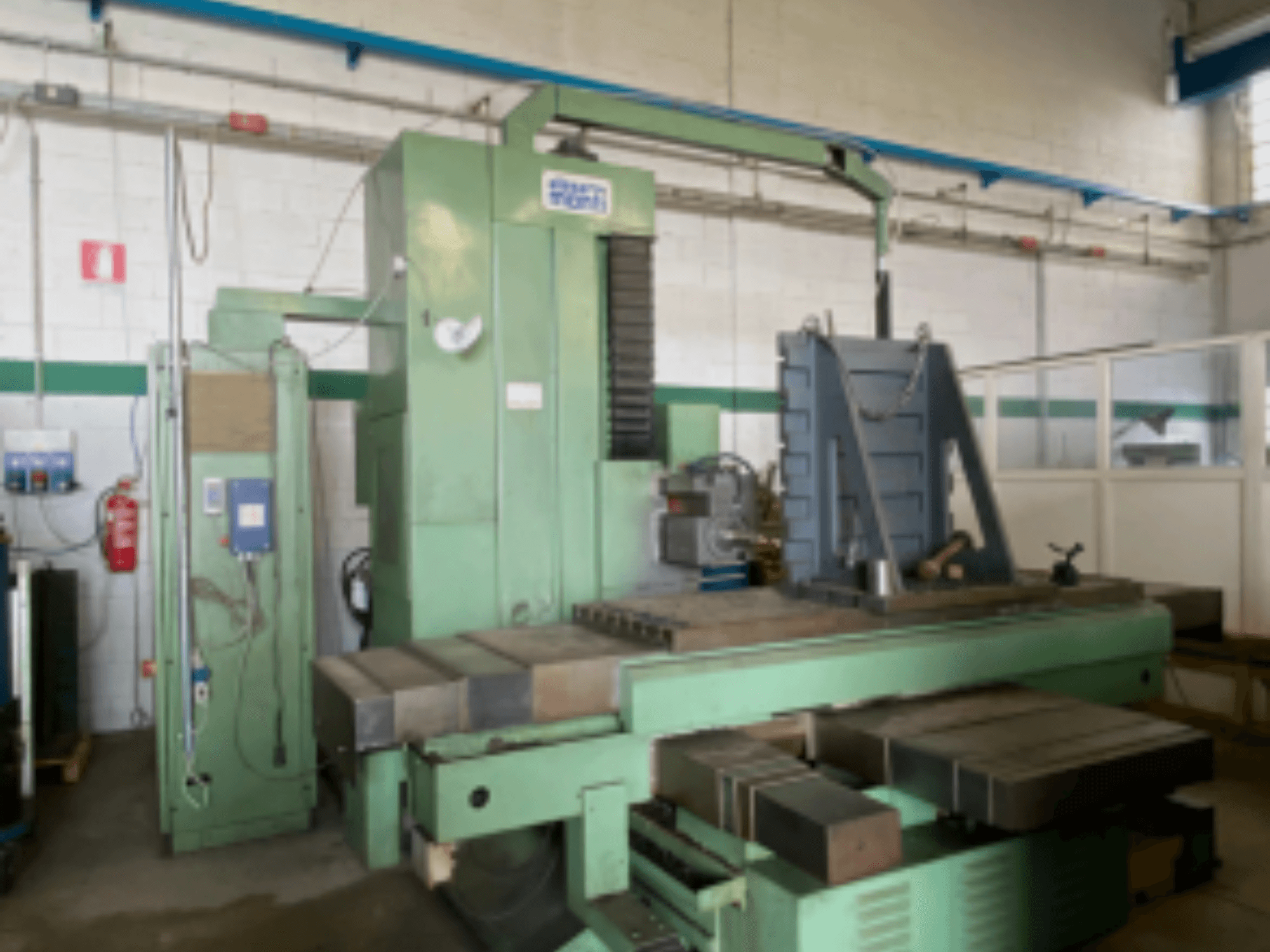 Alesa Monti MAF45 -vaakakoneistuskeskus työpajassa, sivukuva, jossa näkyy ohjauspaneeli ja suuri työpöytä.