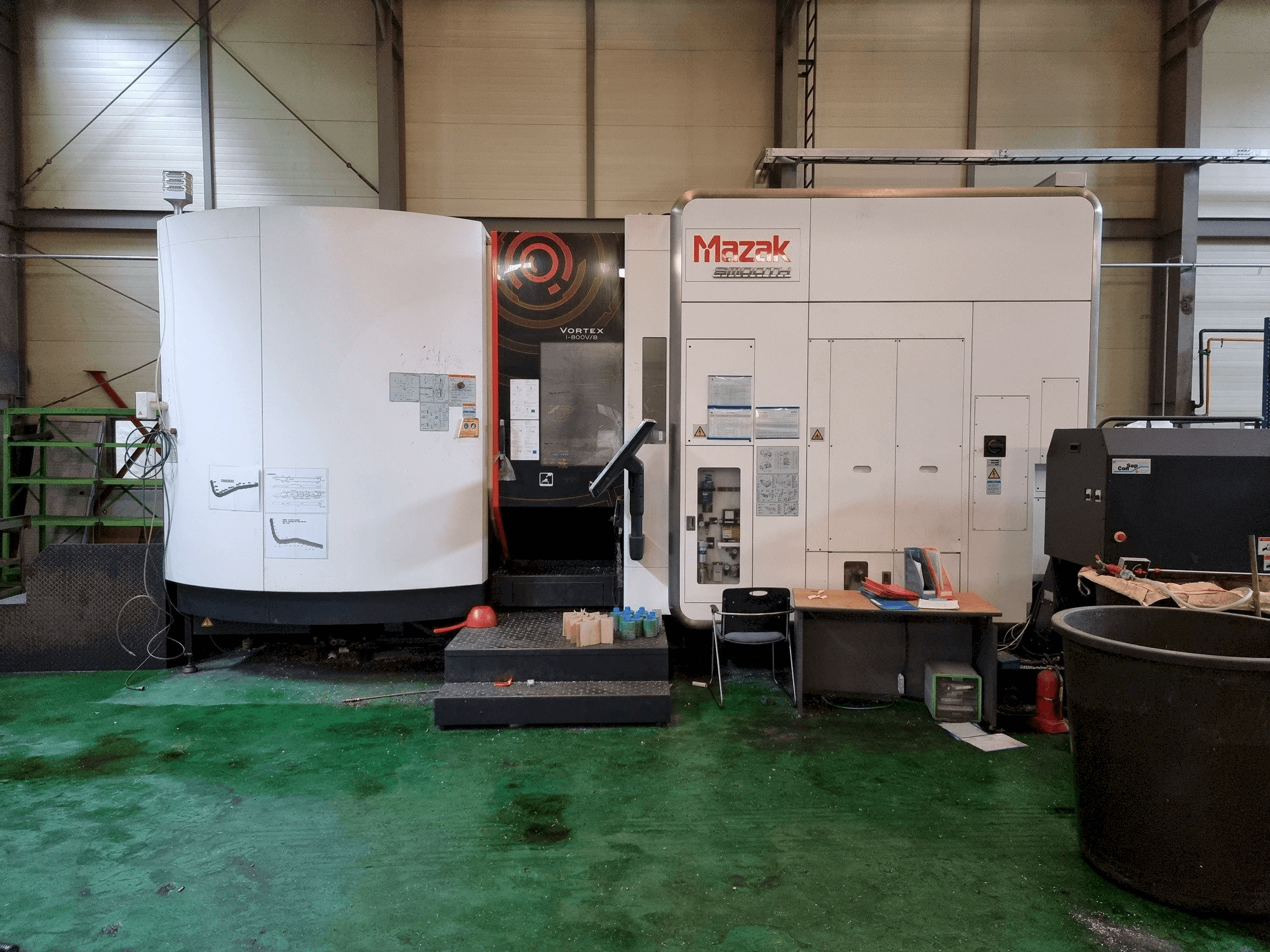Koneen Mazak VORTEX i-800V/8 etunäkymä