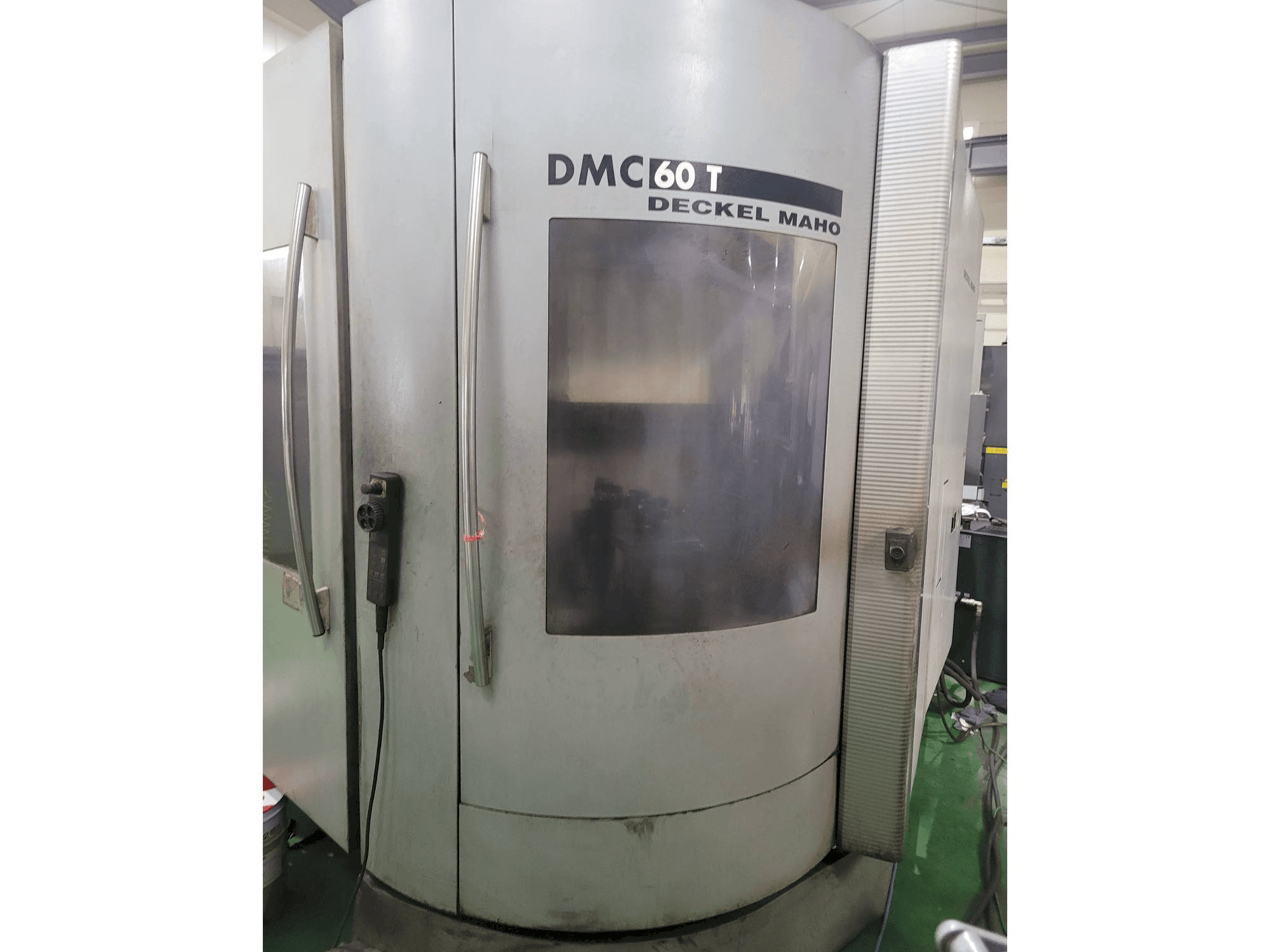 Koneen DECKEL MAHO DMC 60 T etunäkymä