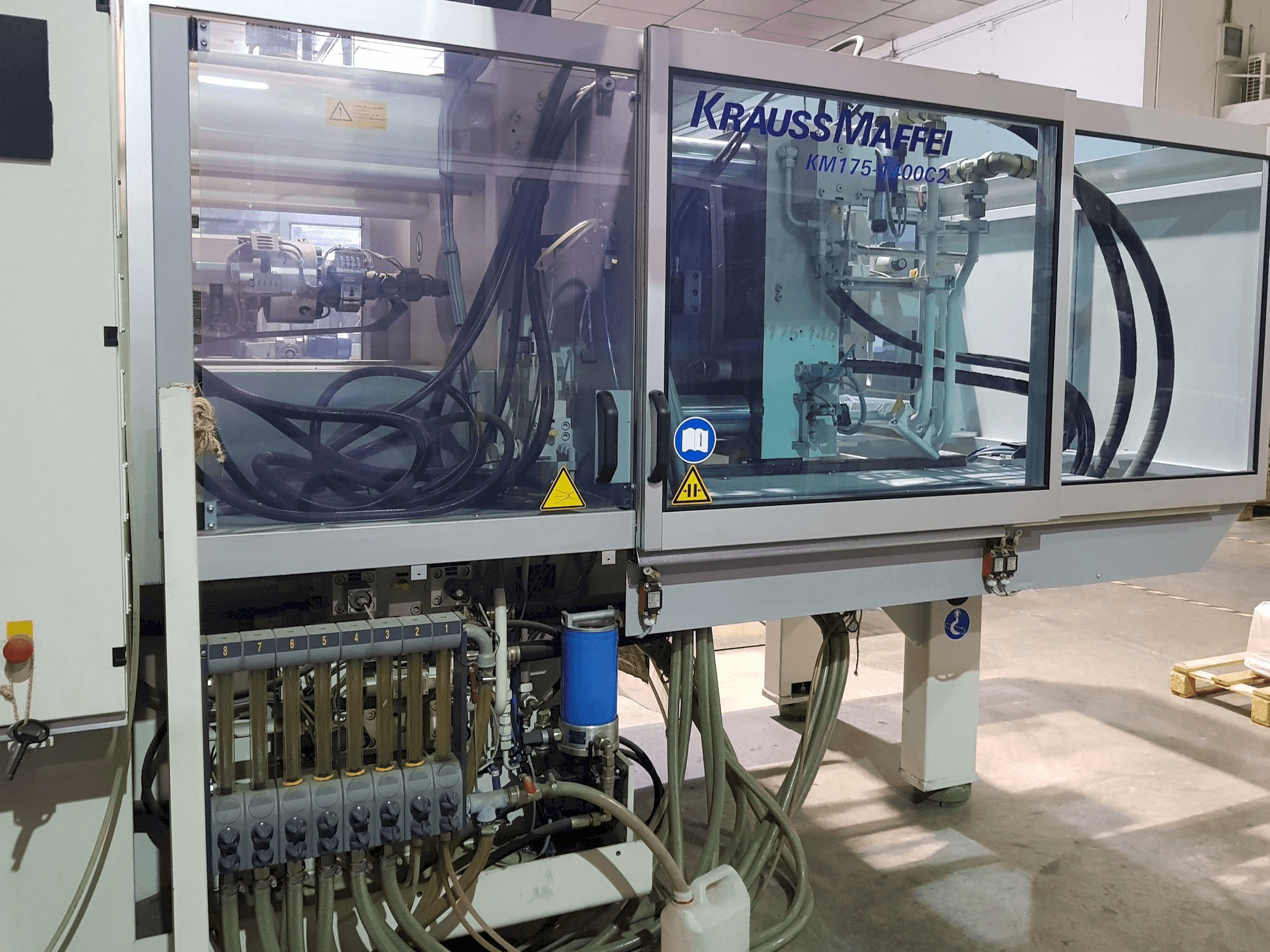 Koneen Krauss Maffei 175-1400 C2 etunäkymä